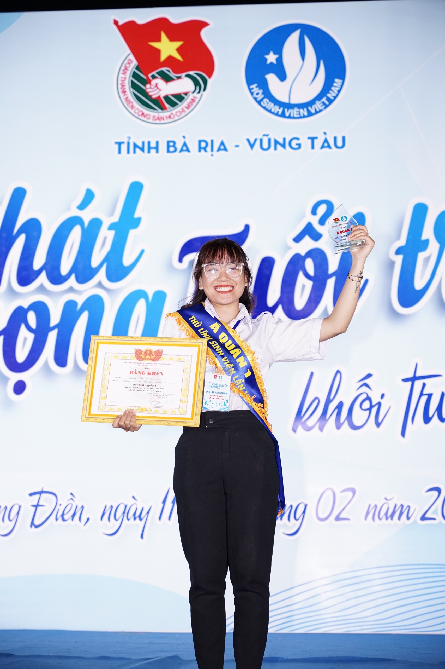 Sinh viên Phạm Thị Trang – DH19DN: Á quân TLSV lần V.