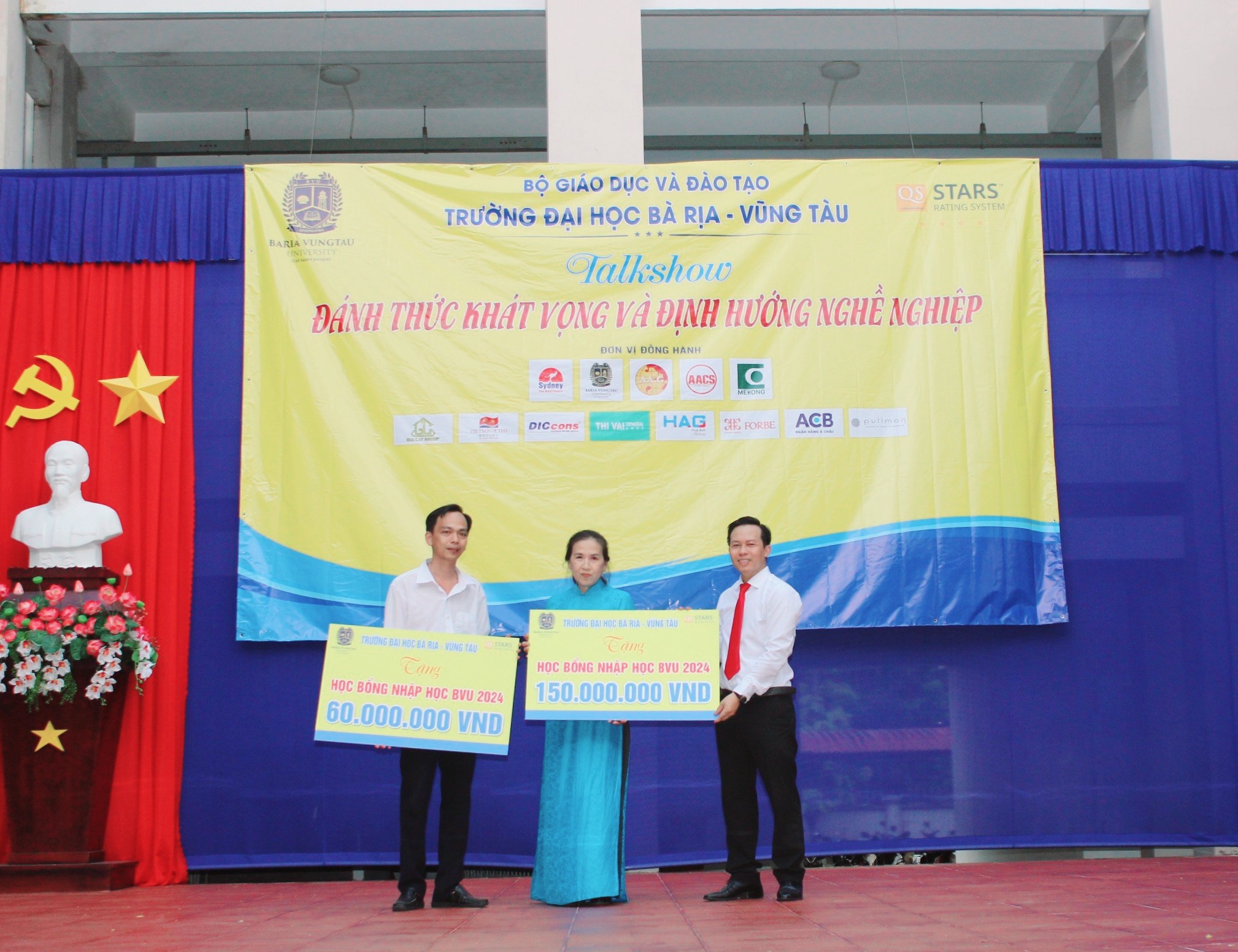 Trường ĐH Bà Rịa – Vũng Tàu trao học bổng nhập học tặng 50% học phí học kỳ 1 cho Trường THPT Trần Phú và Trường Phổ thông Dân tộc nội trú tỉnh.