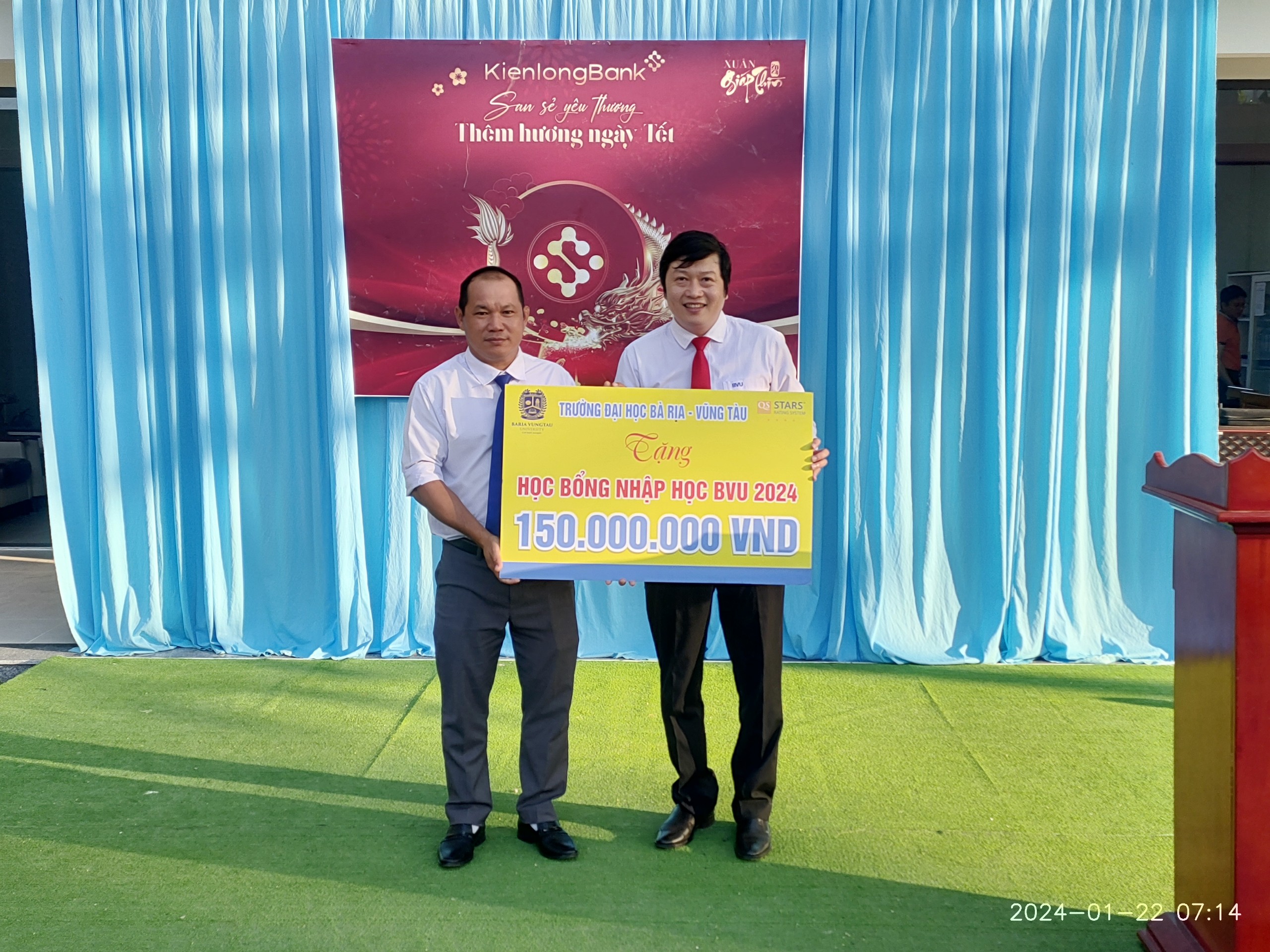 BVU trao tặng học bổng tuyển sinh dành cho các em học sinh của Trung tâm GDTX Thị xã Phú Mỹ