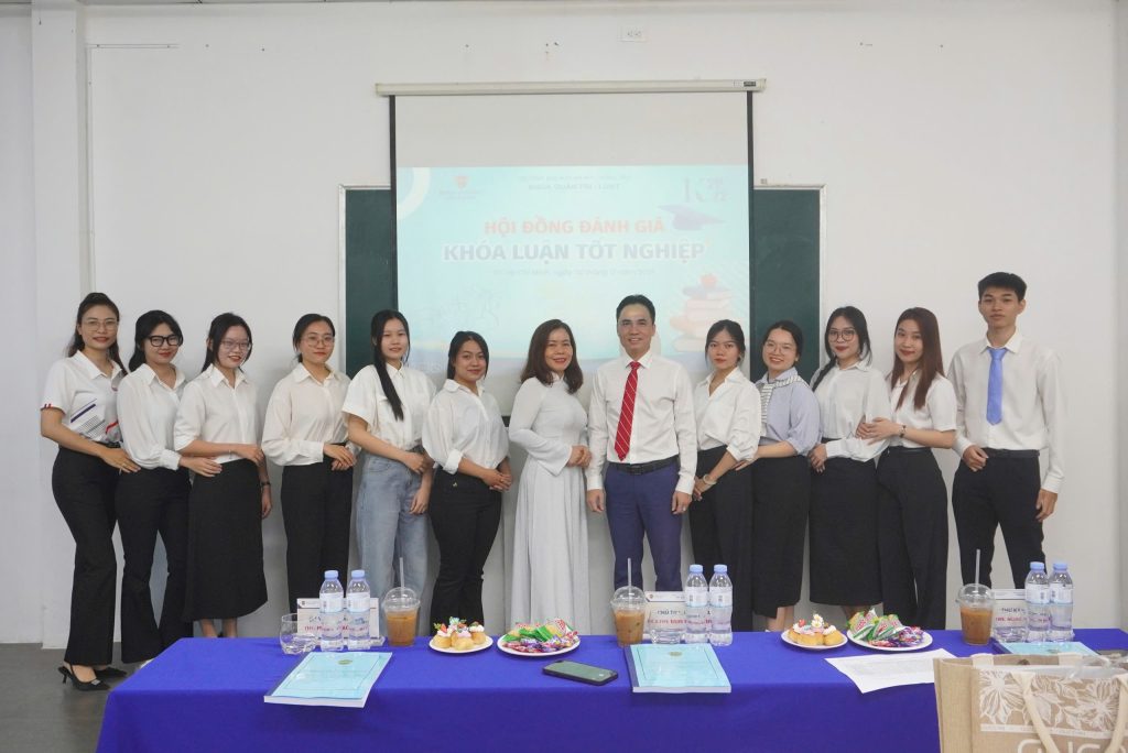 SINH VIÊN KHOA QUẢN TRỊ – LUẬT BVU TRƯỞNG THÀNH SAU CÁC ĐỀ TÀI NGHIÊN CỨU BẢO VỆ KHÓA LUẬN TỐT NGHIỆP