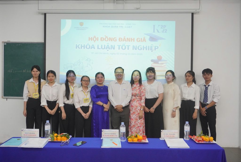 SINH VIÊN KHOA QUẢN TRỊ – LUẬT BVU TRƯỞNG THÀNH SAU CÁC ĐỀ TÀI NGHIÊN CỨU BẢO VỆ KHÓA LUẬN TỐT NGHIỆP