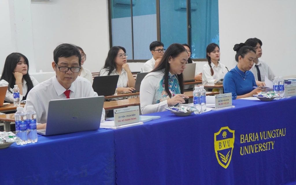 SINH VIÊN KHOA QUẢN TRỊ – LUẬT BVU TRƯỞNG THÀNH SAU CÁC ĐỀ TÀI NGHIÊN CỨU BẢO VỆ KHÓA LUẬN TỐT NGHIỆP