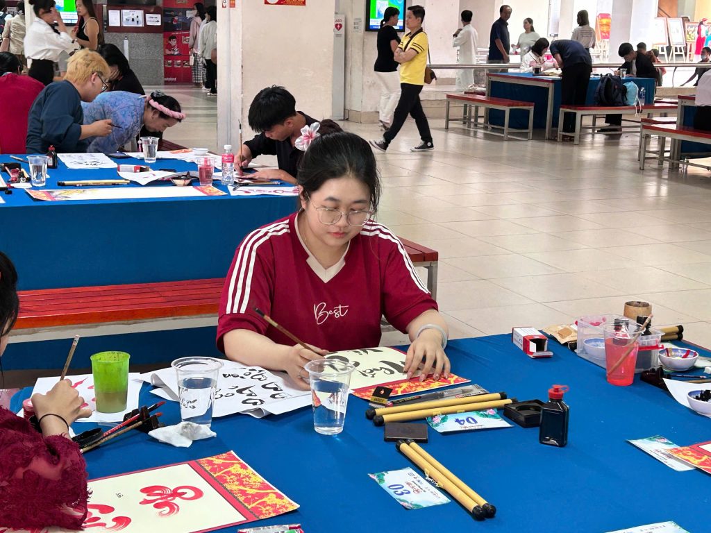 KHI SINH VIÊN BVU LAN TỎA VẺ ĐẸP NHÂN – GIÁO – DƯỠNG QUA TỪNG NÉT BÚT