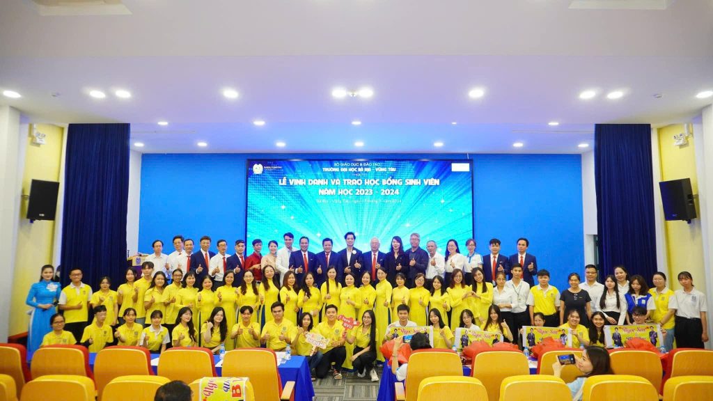 SINH VIÊN BVU TỎA SÁNG TRÊN BẢNG VÀNG THÀNH TÍCH 2025