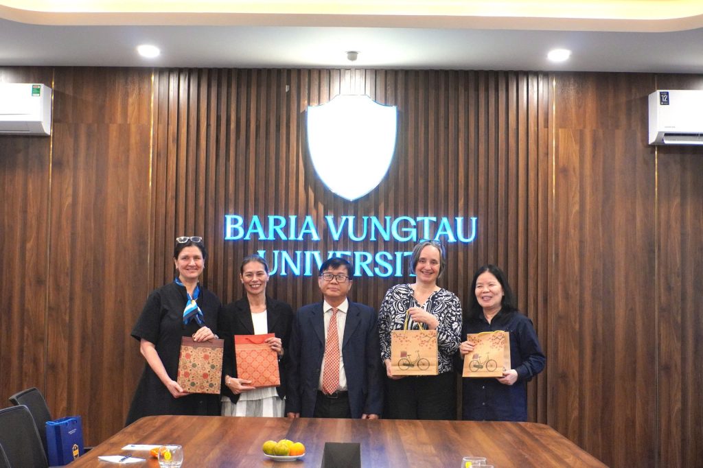 TRƯỜNG ĐẠI HỌC TÂY ANH QUỐC (UWE) GẶP MẶT VÀ GIAO LƯU CÙNG GIẢNG VIÊN, SINH VIÊN BVU