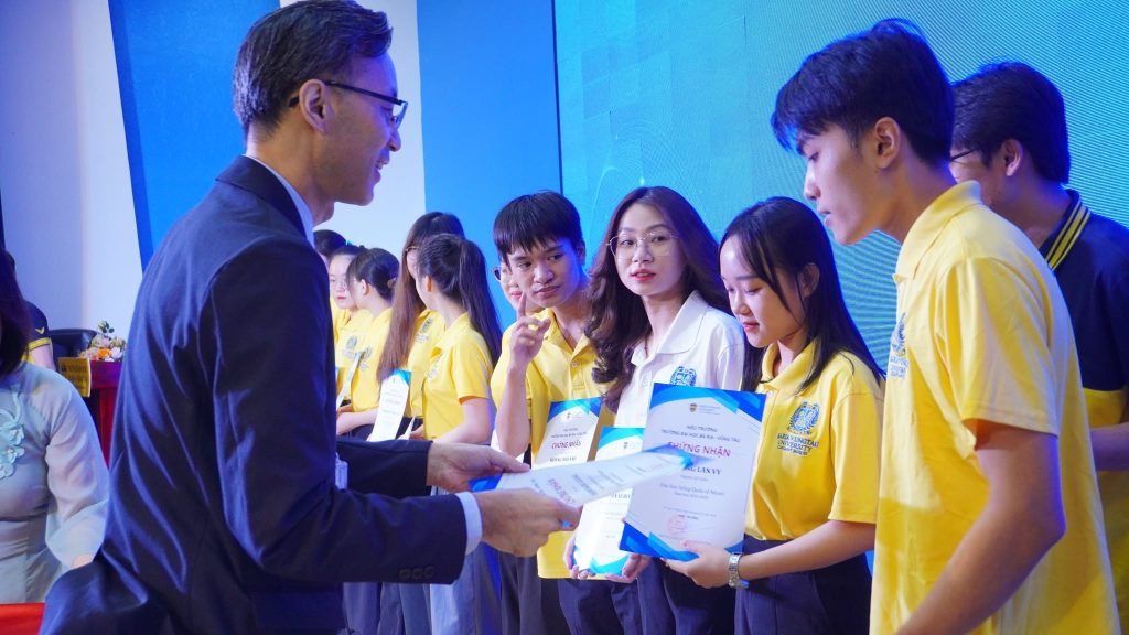 “Cơn mưa” học bổng gần 800 triệu đồng dành cho sinh viên BVU