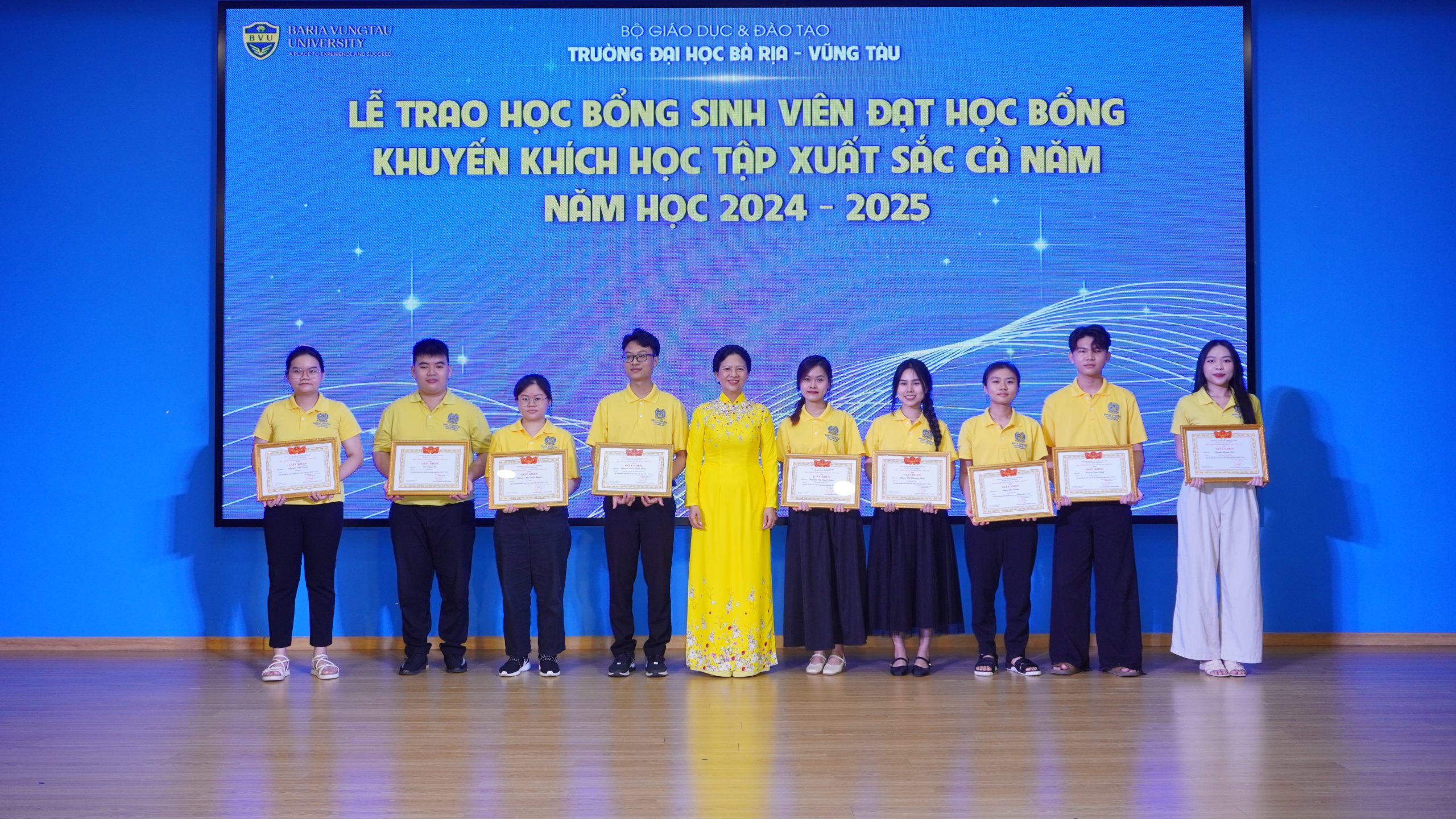Gửi gắm niềm tin, Vững bước tương lai: BVU Vinh danh và trao học bổng sinh viên 2025