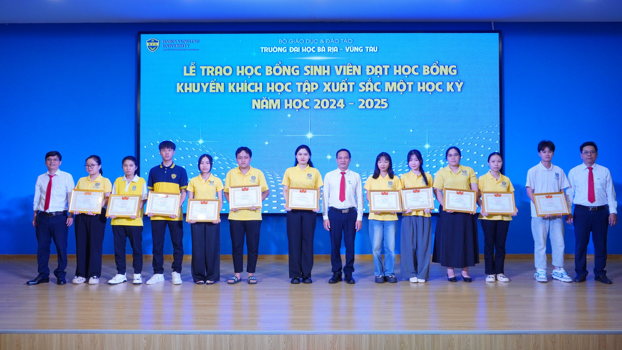 Gửi gắm niềm tin, Vững bước tương lai: BVU Vinh danh và trao học bổng sinh viên 2025