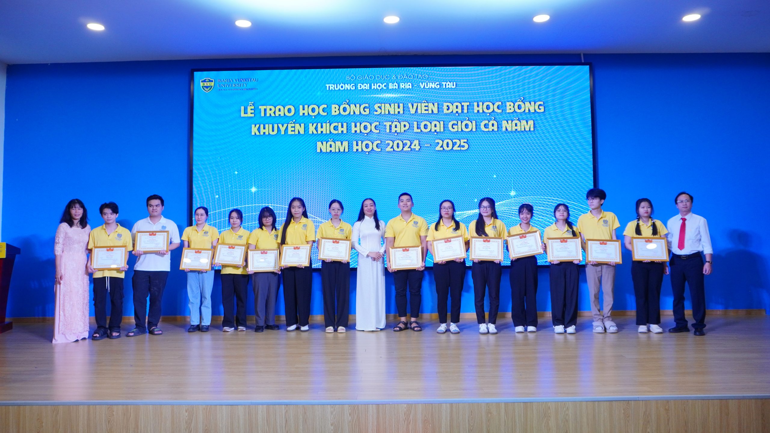 Gửi gắm niềm tin, Vững bước tương lai: BVU Vinh danh và trao học bổng sinh viên 2025