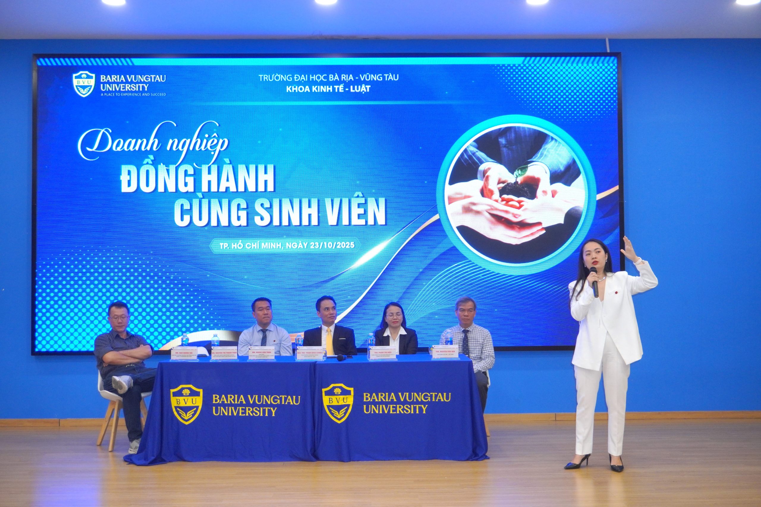 Nhiều Phát biểu khai mạc chương trình, PGS.TS. Nguyễn Bá Hoàng – Hiệu trưởng BVU gửi gắm thông điệp về khát vọng học tập, sáng tạo và hội nhập.Phát biểu khai mạc chương trình, PGS.TS. Nguyễn Bá Hoàng – Hiệu trưởng BVU gửi gắm thông điệp về khát vọng học tập, sáng tạo và hội nhập.hẩm phán, Ceo, Tổng Giám đốc doanh nghiệp… đến tiếp lửa thực tế cho Tân sinh viên Khoa Kinh tế – Luật BVU