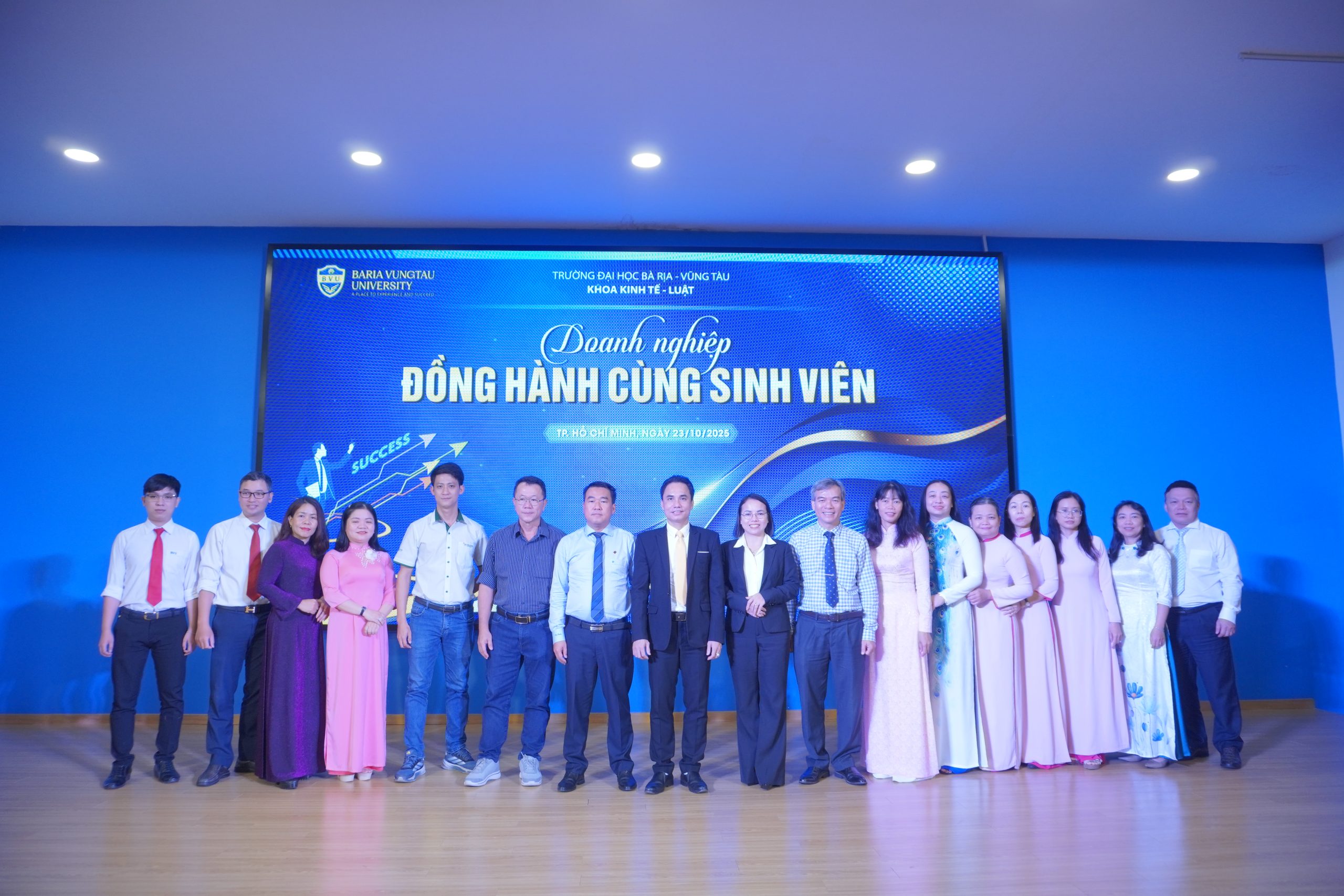 Nhiều Thẩm phán, Ceo, Tổng Giám đốc doanh nghiệp… đến tiếp lửa thực tế cho Tân sinh viên Khoa Kinh tế – Luật BVU