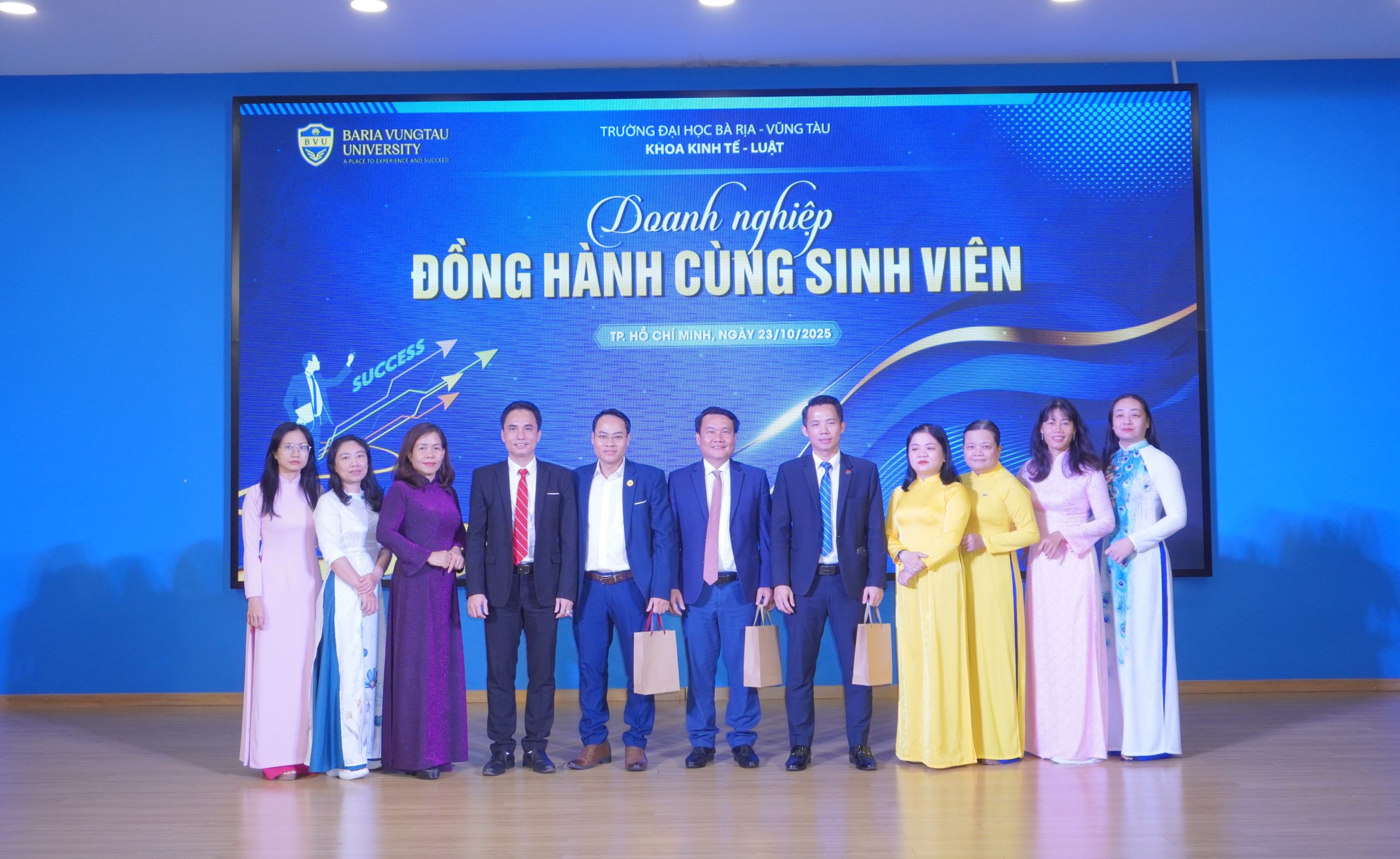 Nhiều Thẩm phán, Ceo, Tổng Giám đốc doanh nghiệp… đến tiếp lửa thực tế cho Tân sinh viên Khoa Kinh tế – Luật BVU