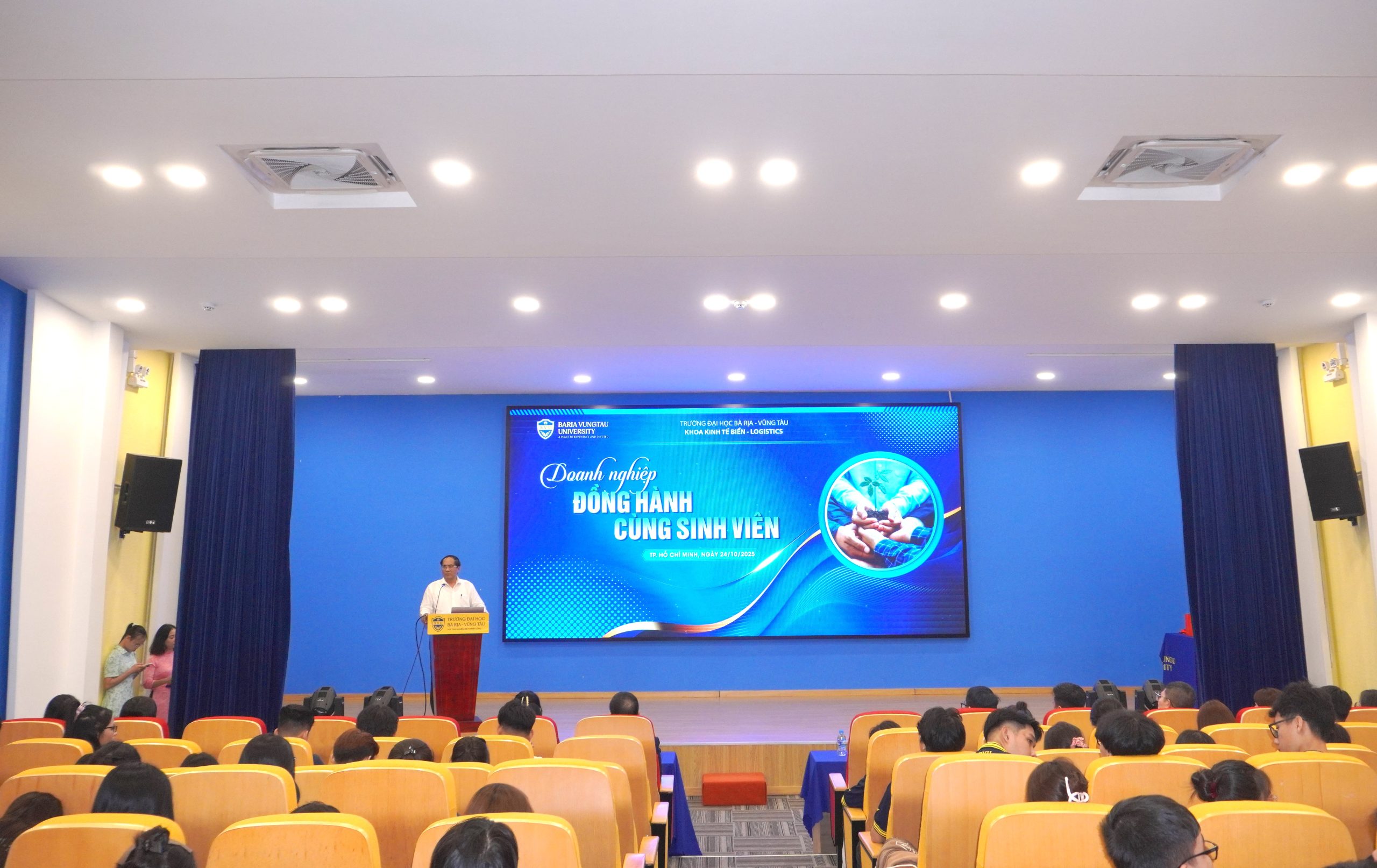 Chuyên gia định hướng, cựu sinh viên truyền lửa: Hành trình của Tân sinh viên Khoa Kinh tế biển – Logistics BVU bắt đầu