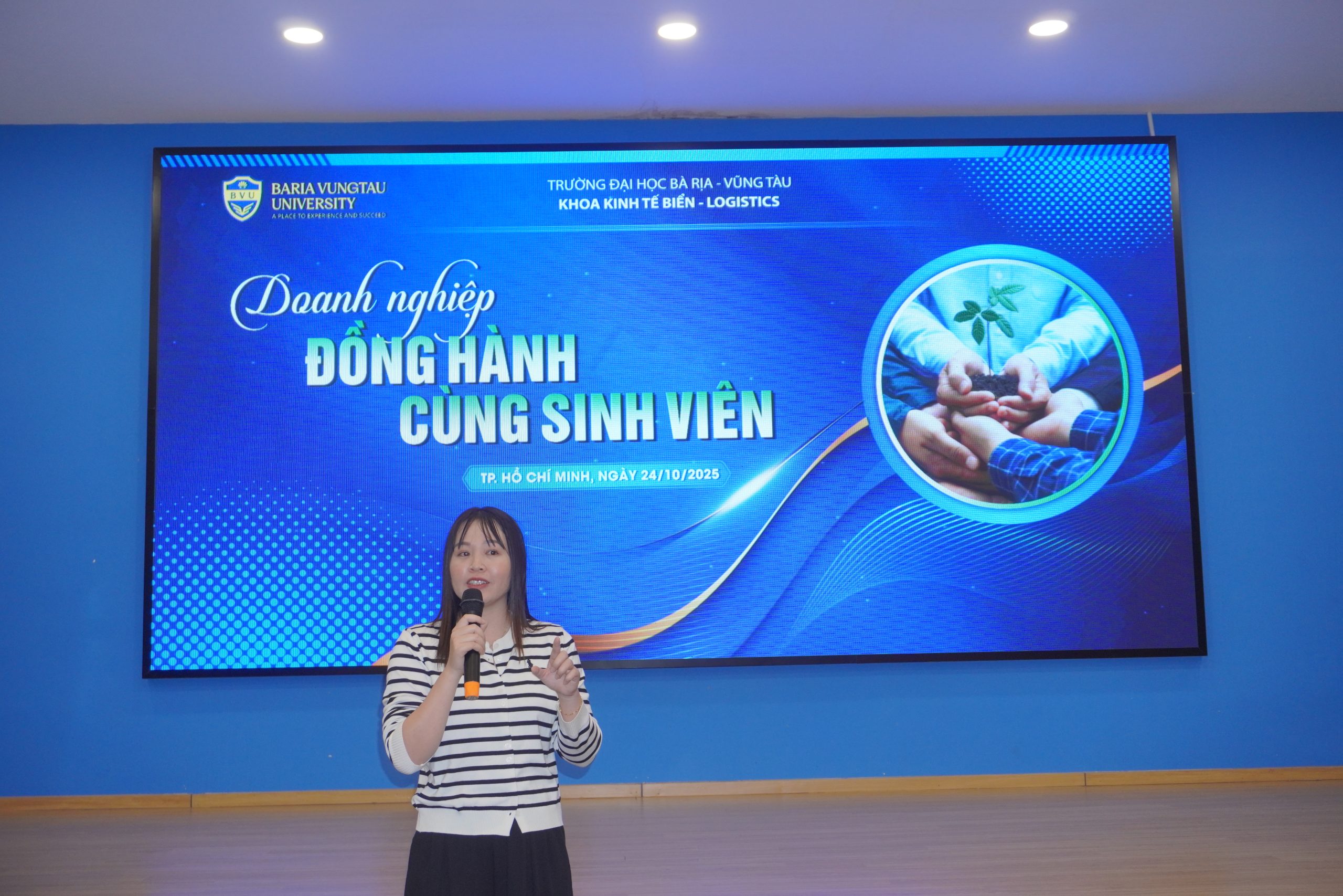 Chuyên gia định hướng, cựu sinh viên truyền lửa: Hành trình của Tân sinh viên Khoa Kinh tế biển – Logistics BVU bắt đầu