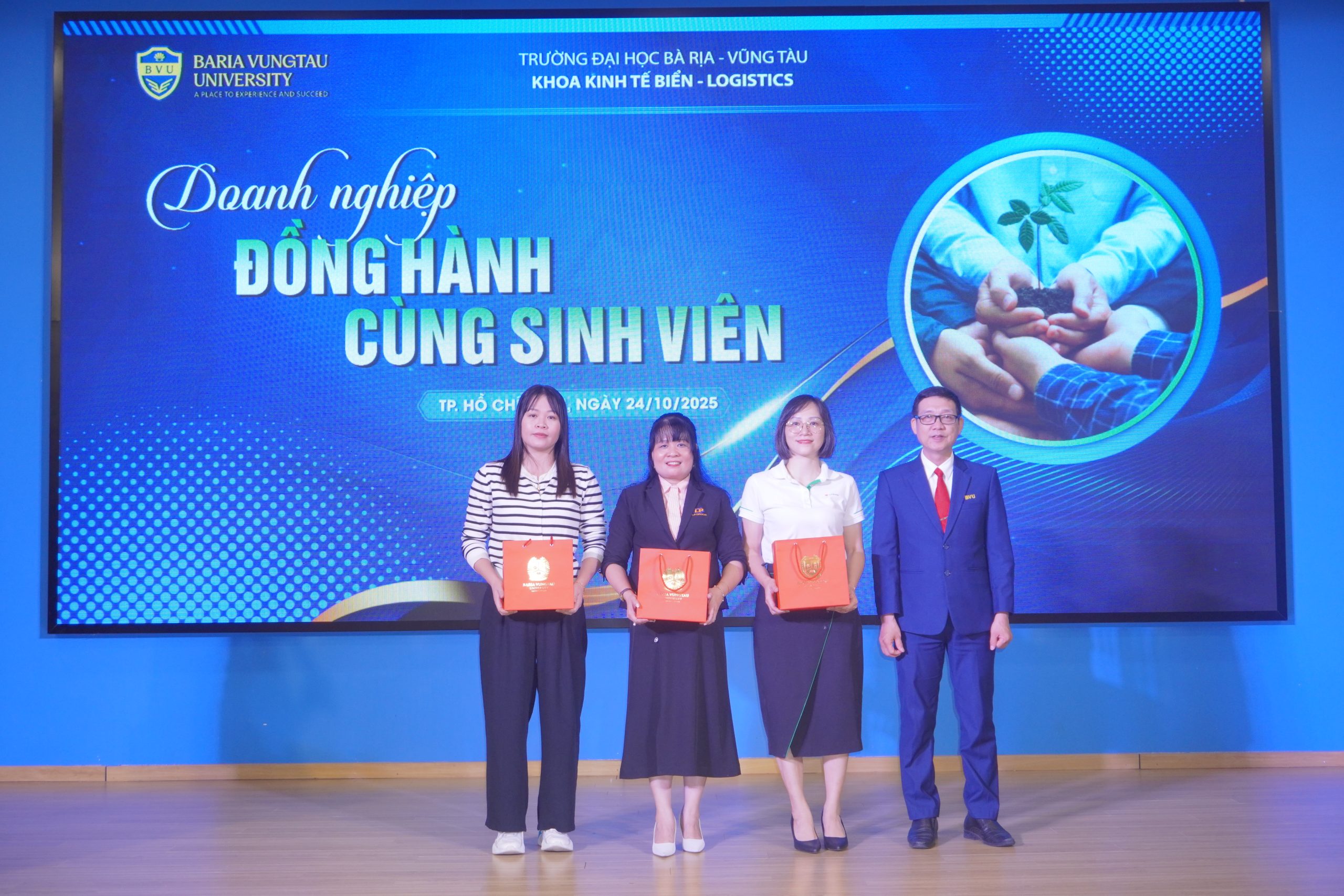 Chuyên gia định hướng, cựu sinh viên truyền lửa: Hành trình của Tân sinh viên Khoa Kinh tế biển – Logistics BVU bắt đầu