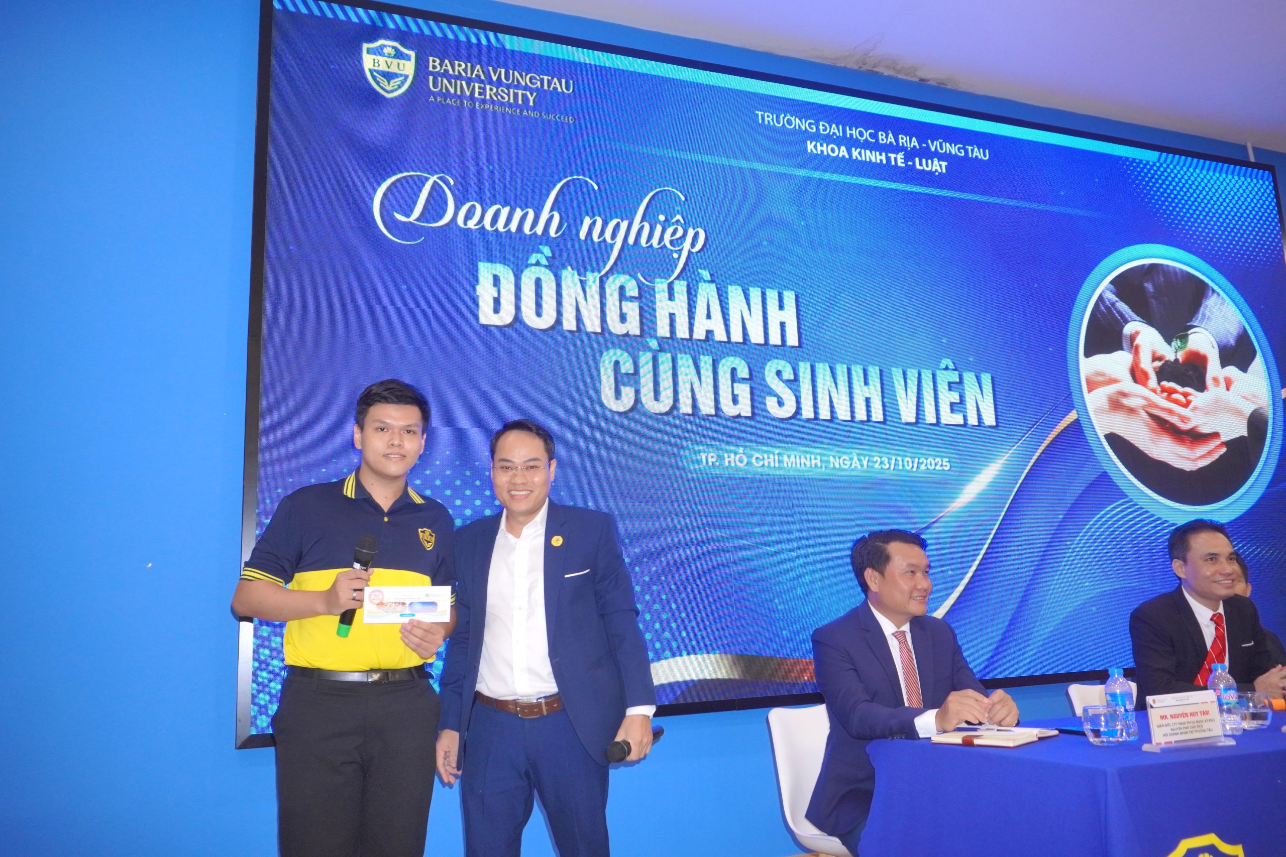 Nhiều Phát biểu khai mạc chương trình, PGS.TS. Nguyễn Bá Hoàng – Hiệu trưởng BVU gửi gắm thông điệp về khát vọng học tập, sáng tạo và hội nhập.Phát biểu khai mạc chương trình, PGS.TS. Nguyễn Bá Hoàng – Hiệu trưởng BVU gửi gắm thông điệp về khát vọng học tập, sáng tạo và hội nhập.hẩm phán, Ceo, Tổng Giám đốc doanh nghiệp… đến tiếp lửa thực tế cho Tân sinh viên Khoa Kinh tế – Luật BVU