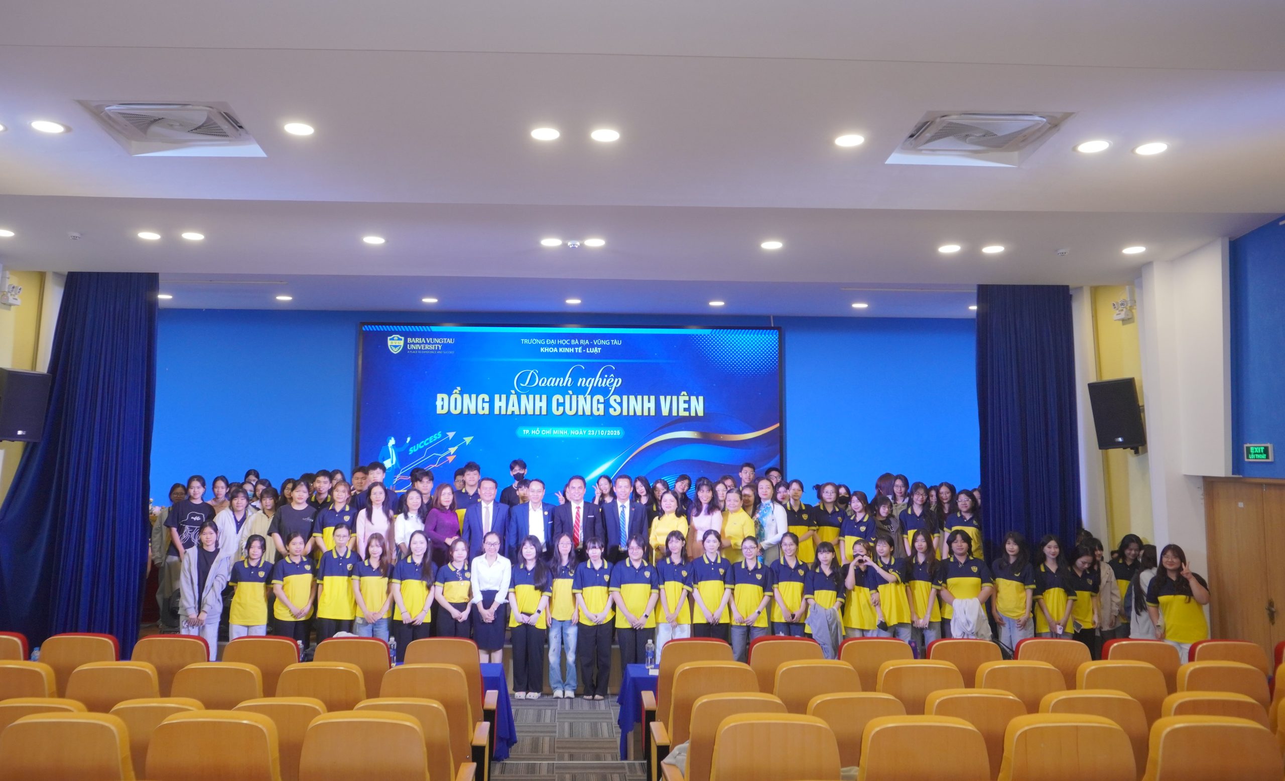 Nhiều Phát biểu khai mạc chương trình, PGS.TS. Nguyễn Bá Hoàng – Hiệu trưởng BVU gửi gắm thông điệp về khát vọng học tập, sáng tạo và hội nhập.Phát biểu khai mạc chương trình, PGS.TS. Nguyễn Bá Hoàng – Hiệu trưởng BVU gửi gắm thông điệp về khát vọng học tập, sáng tạo và hội nhập.hẩm phán, Ceo, Tổng Giám đốc doanh nghiệp… đến tiếp lửa thực tế cho Tân sinh viên Khoa Kinh tế – Luật BVU