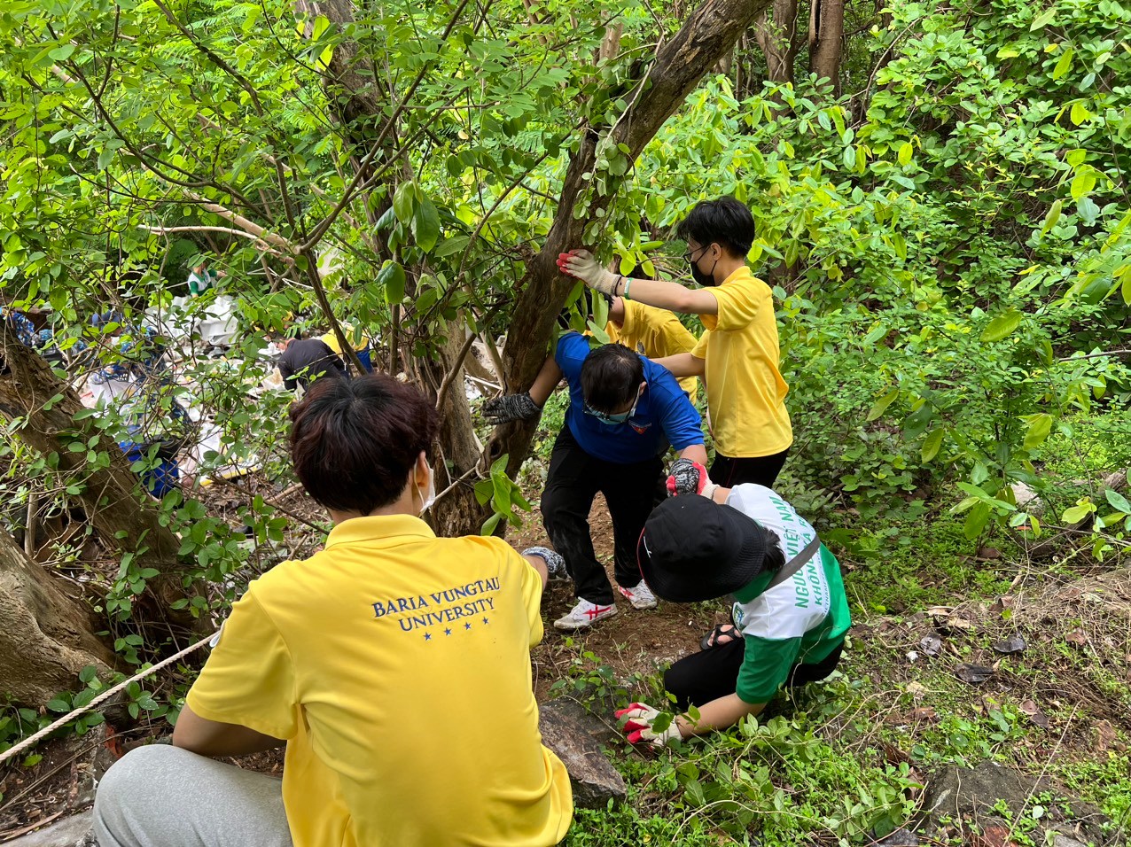 “Ngày Chủ nhật xanh” – Hưởng ứng Ngày Môi trường Thế giới: Đoàn Trường BVU Xung Kích Bảo Vệ Môi Trường