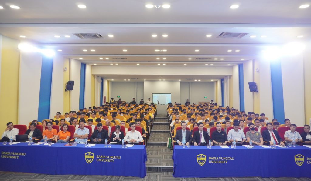 A panoramic view of the Student Handover Ceremony held by the Faculty of Technology and Engineering, attended by nearly 20 enterprises, faculty leaders, lecturers, and 300 students.