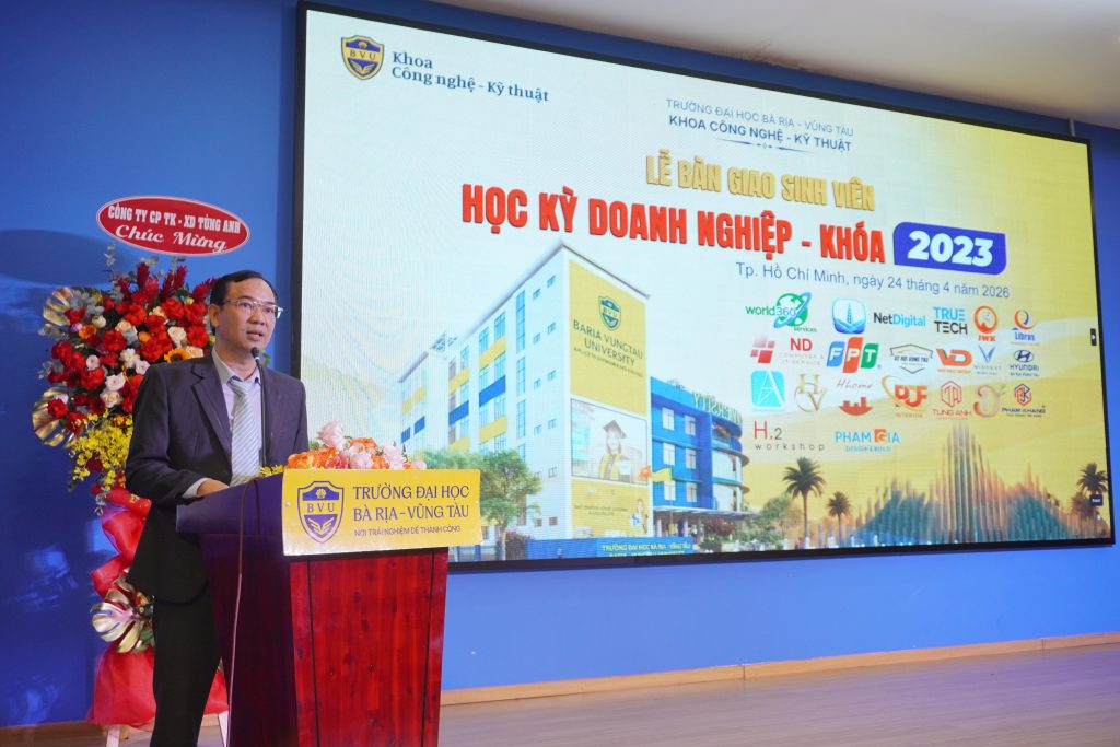 Dr. Huynh Van Huy, Acting Vice Dean of the Faculty of Technology and Engineering, delivered the opening remarks, expressed sincere appreciation for the valued partnership of the enterprises, and shared heartfelt messages of encouragement and inspiration with the students.