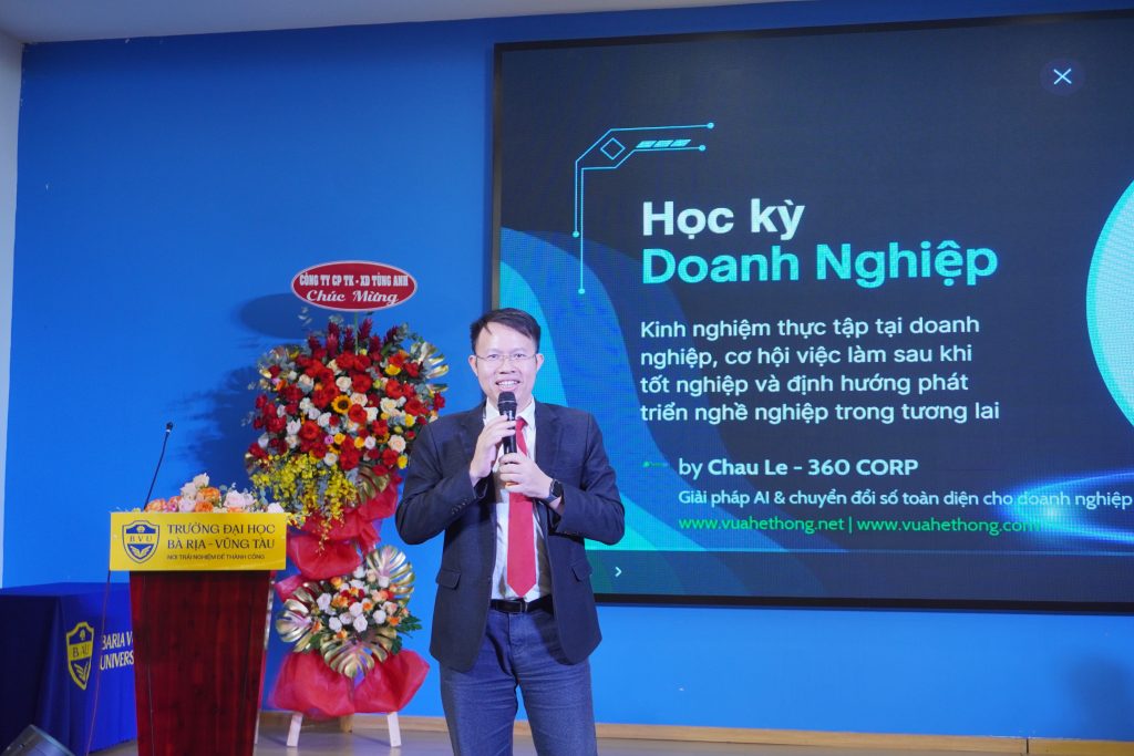 Mr. Le Ba Chau, Director of 360 Technology Company, shared insights into the realities of working in the Information Technology industry and the essential keys to having a successful internship.