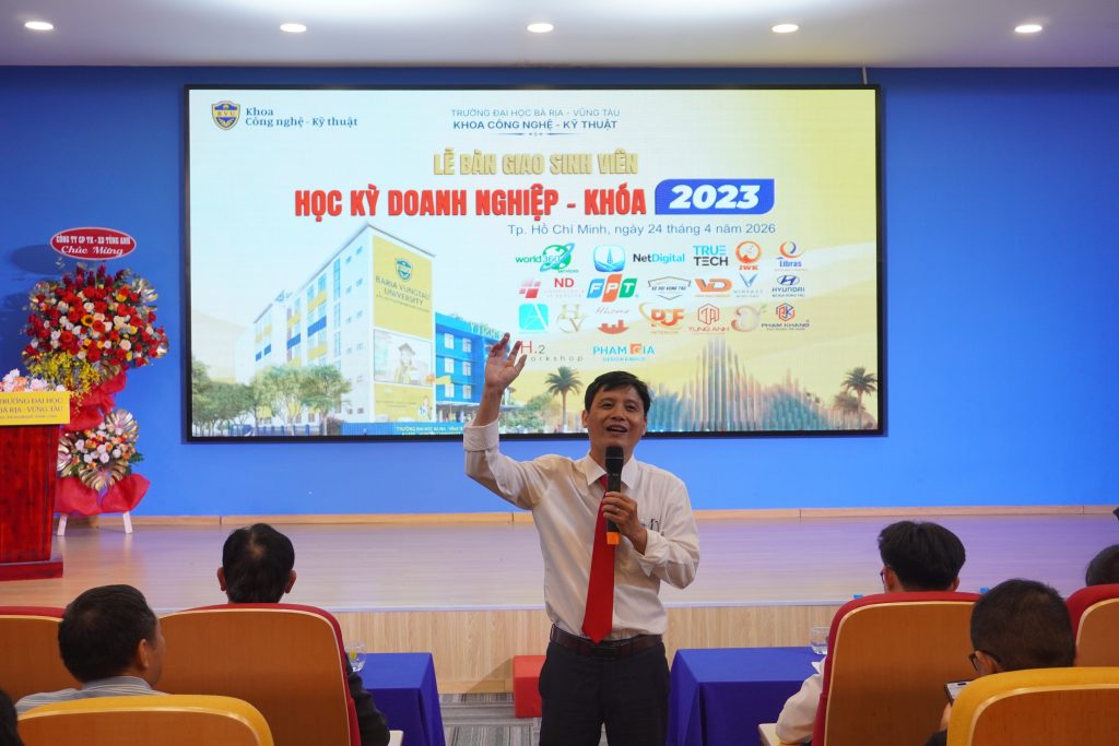 M.A. Le Hung Phong, Vice Dean of the Faculty of Technology and Engineering, shared insights into the significance and necessity of the Enterprise Semester, while also carefully reminding students of the regulations they must strictly follow as real employees in the workplace.