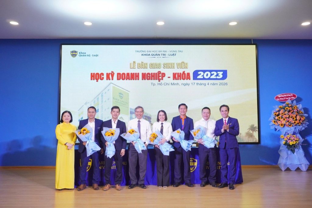 The Faculty of Management and Law presented flowers in appreciation to business leaders, partner enterprises, and distinguished guests.