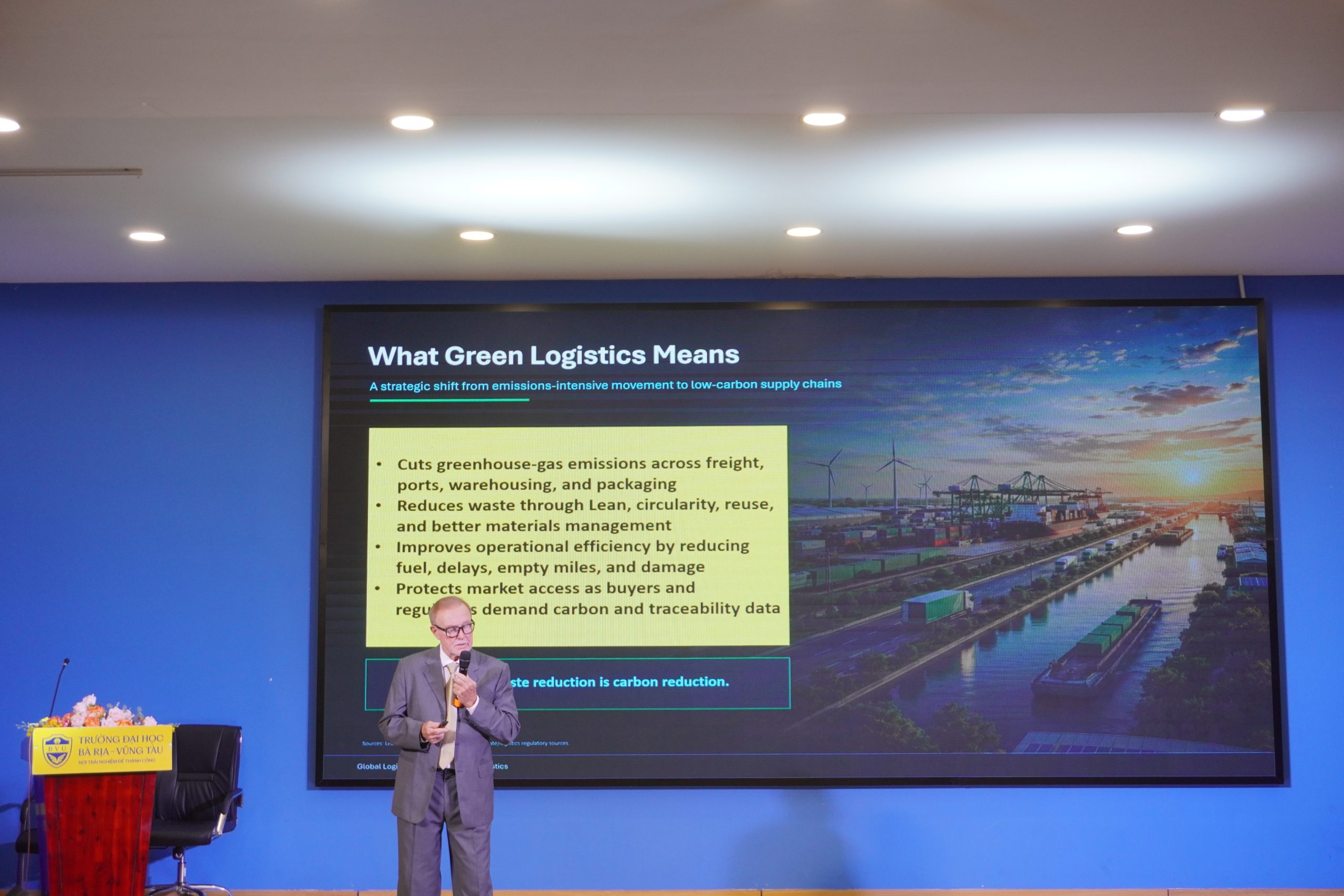Khoa Kinh tế biển – Logistics BVU tổ chức nói chuyện chuyên đề: “Logistics số và chuyển đổi xanh”.