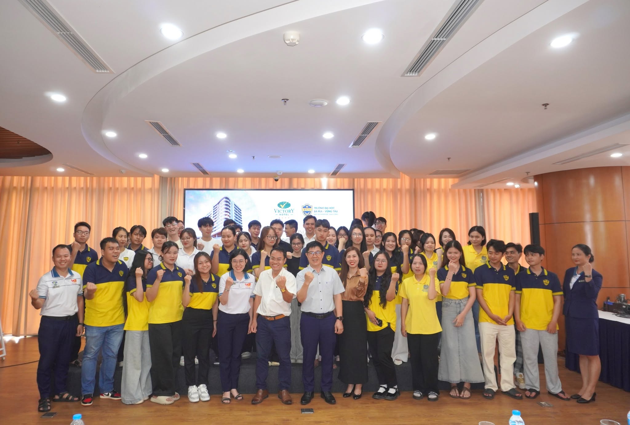Sinh viên BVU trải nghiệm thực tế nghiệp vụ Hội nghị và Yến tiệc tại Victory Hotel