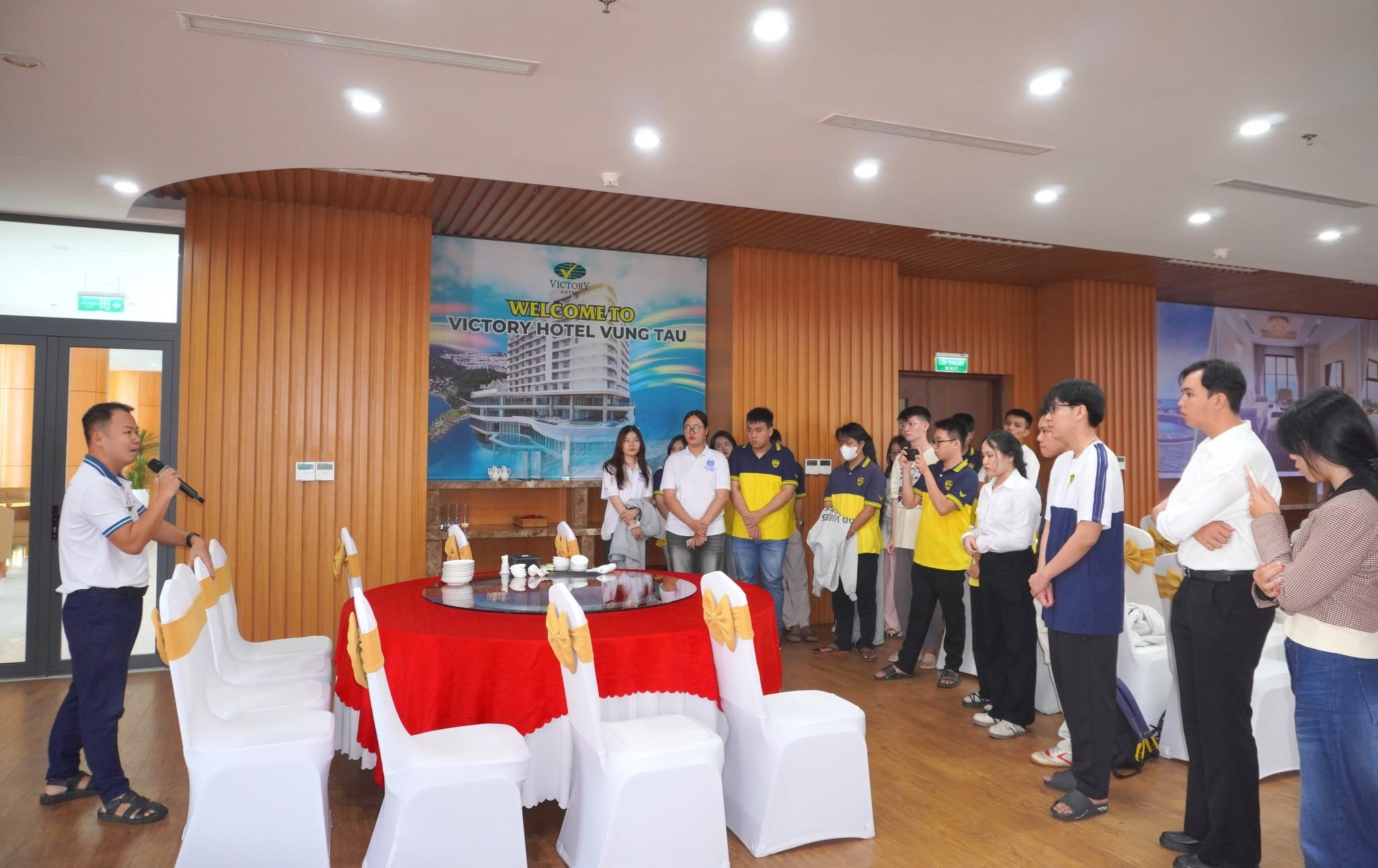 Sinh viên BVU trải nghiệm thực tế nghiệp vụ Hội nghị và Yến tiệc tại Victory Hotel