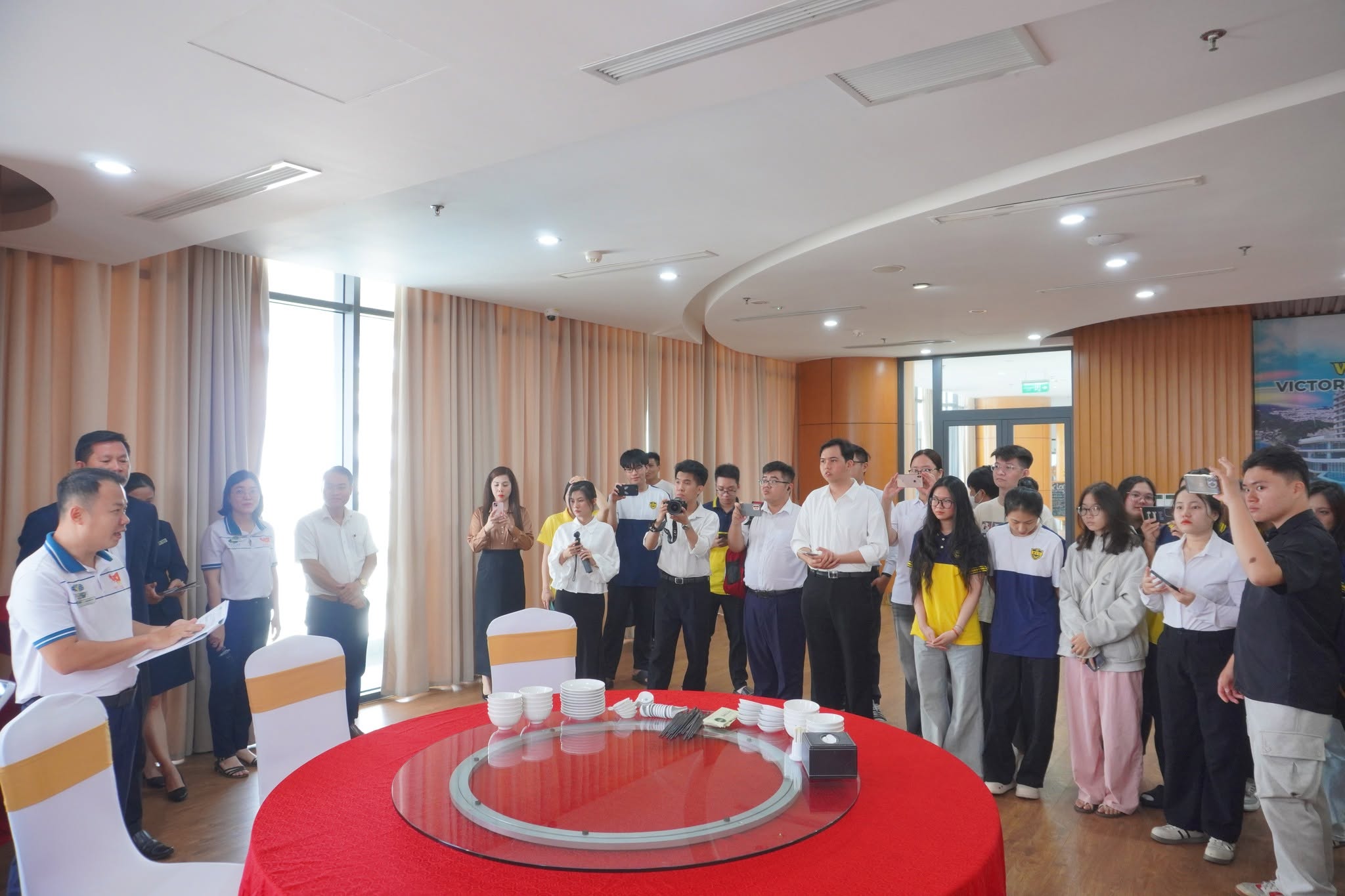 Sinh viên BVU trải nghiệm thực tế nghiệp vụ Hội nghị và Yến tiệc tại Victory Hotel