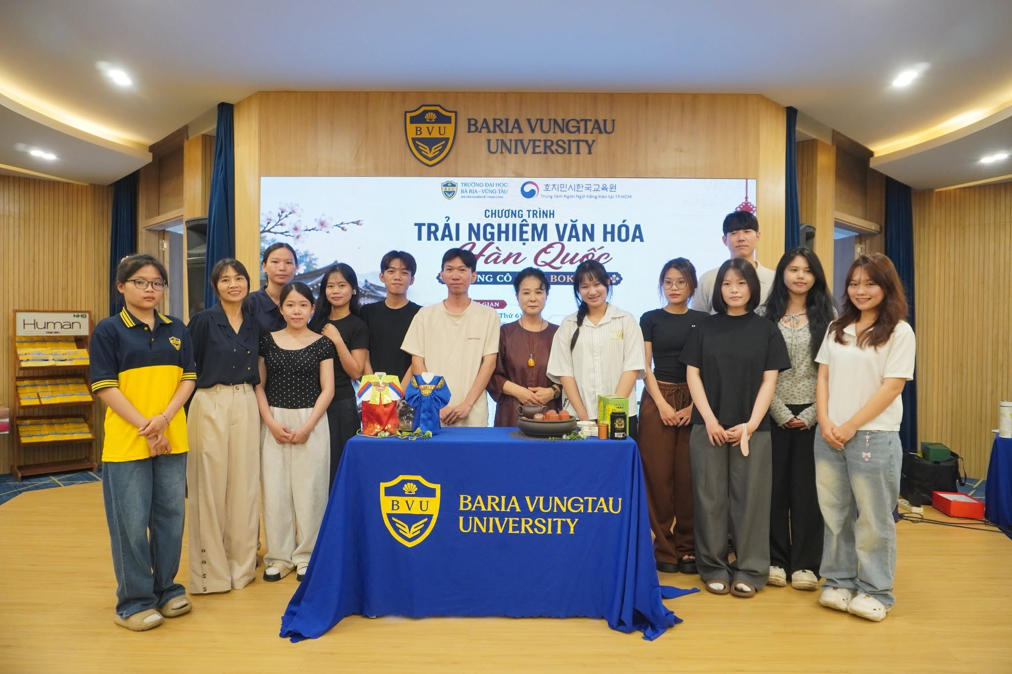 Sinh viên thích thú trải nghiệm chuỗi chương trình văn hóa Hàn Quốc tại BVU