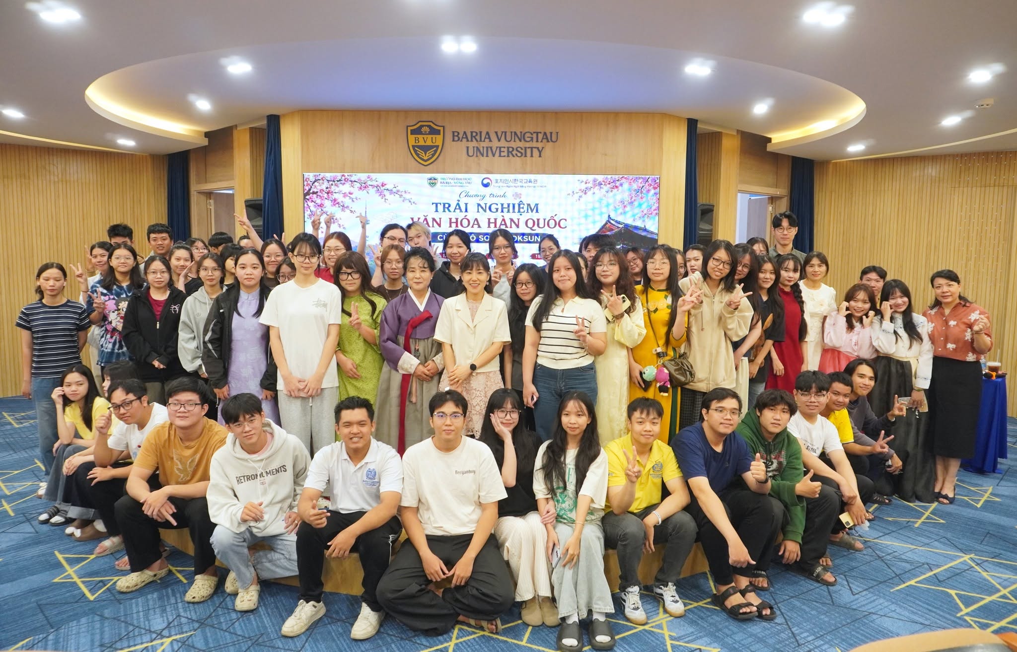 Sinh viên thích thú trải nghiệm chuỗi chương trình văn hóa Hàn Quốc tại BVU