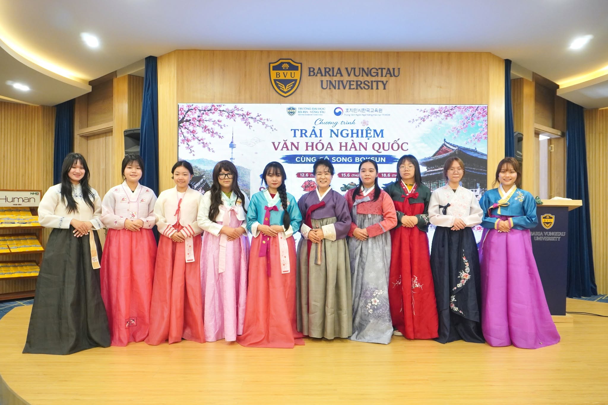 Sinh viên thích thú trải nghiệm chuỗi chương trình văn hóa Hàn Quốc tại BVU