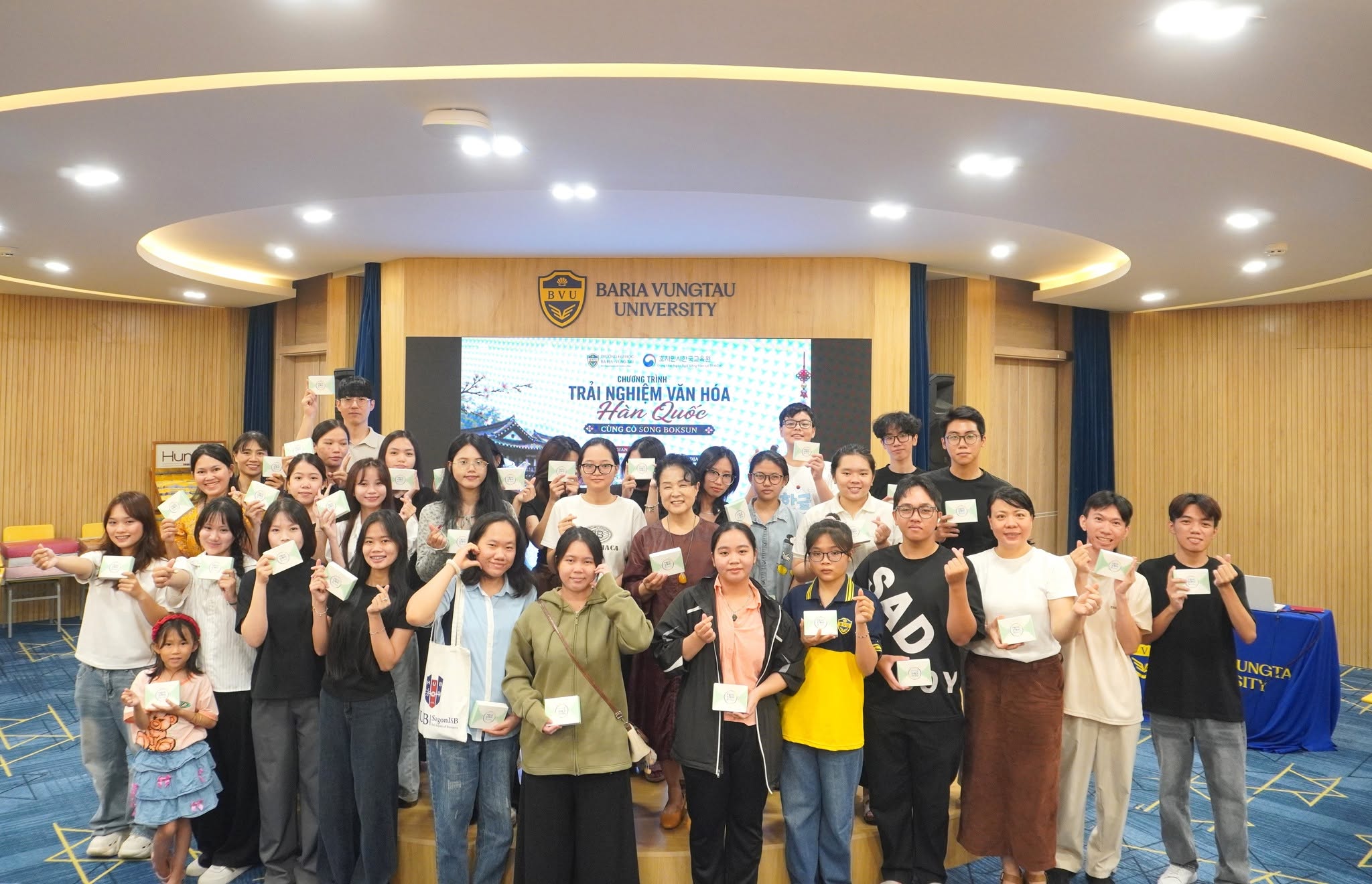 Sinh viên thích thú trải nghiệm chuỗi chương trình văn hóa Hàn Quốc tại BVU