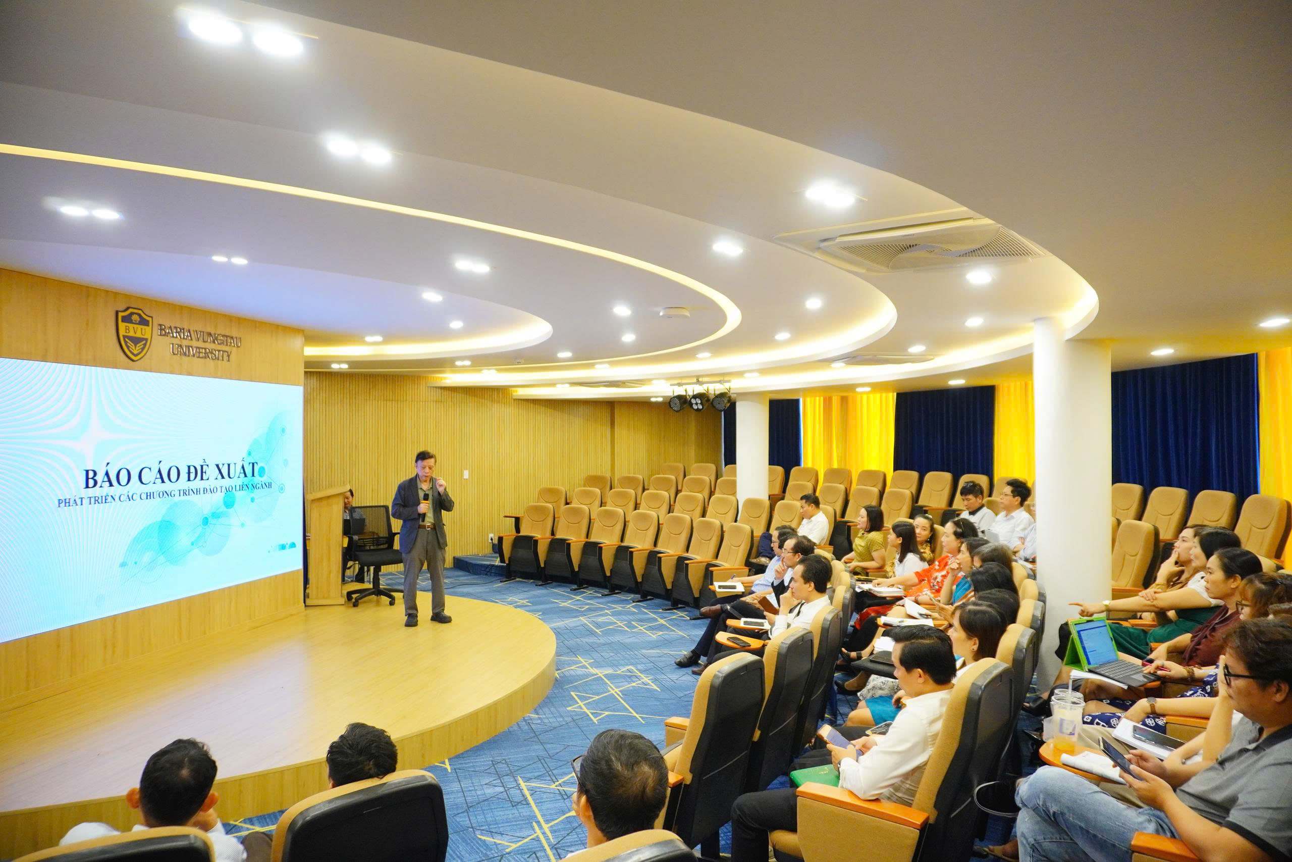 GS.TSKH Hoàng Văn Kiếm trở lại BVU cùng chuyên đề Giáo dục đại học trong kỷ nguyên AI