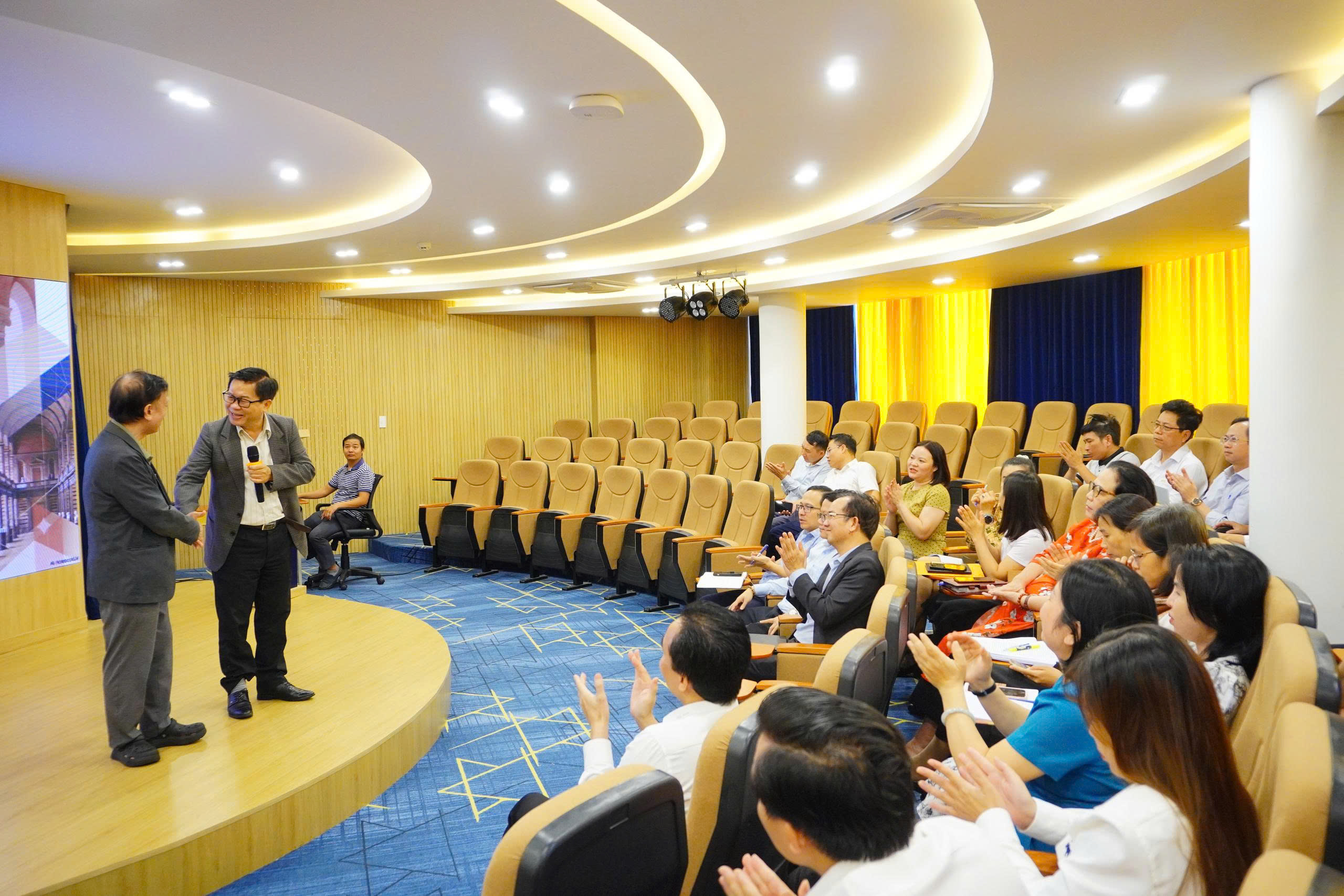 GS.TSKH Hoàng Văn Kiếm trở lại BVU cùng chuyên đề Giáo dục đại học trong kỷ nguyên AI