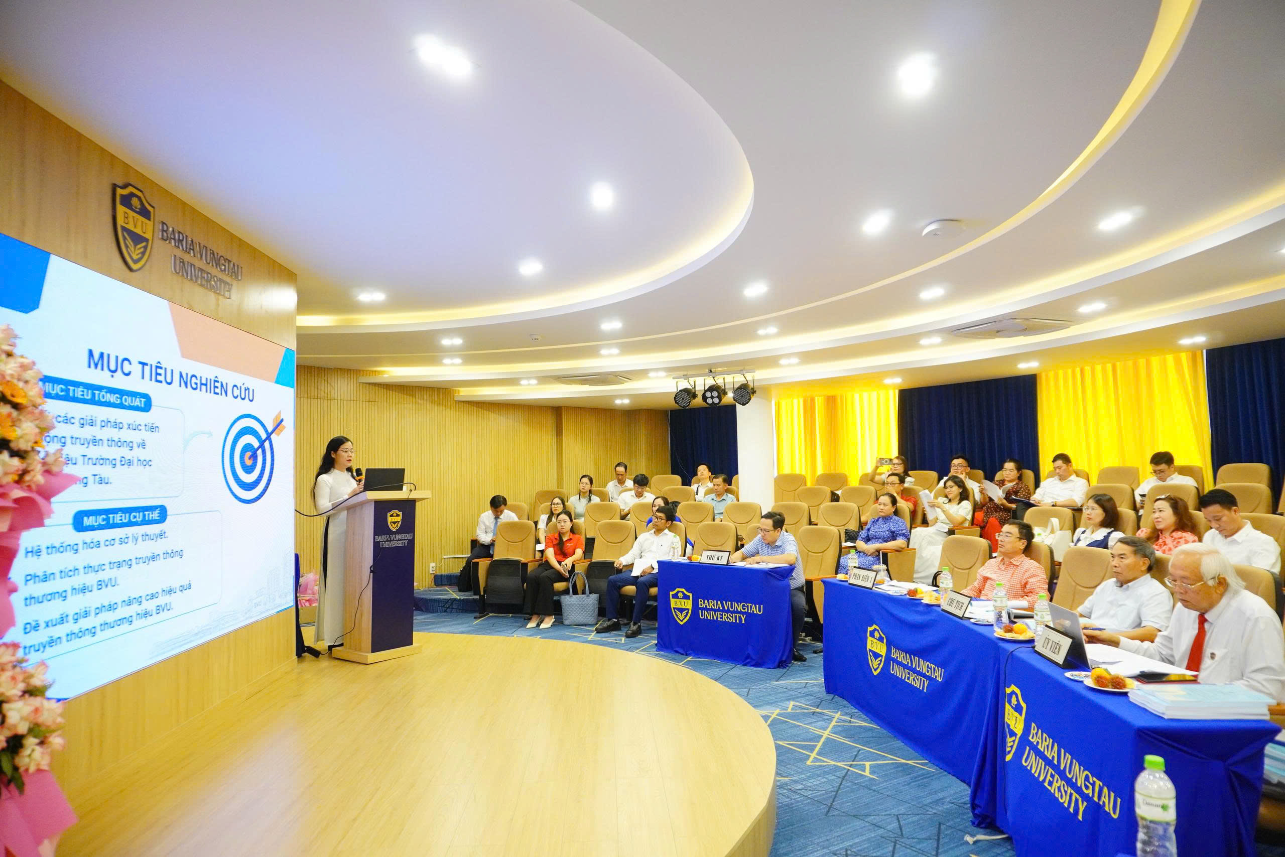 BVU tổ chức bảo vệ luận văn Thạc sĩ ngành Quản trị Kinh doanh cho 66 học viên cao học