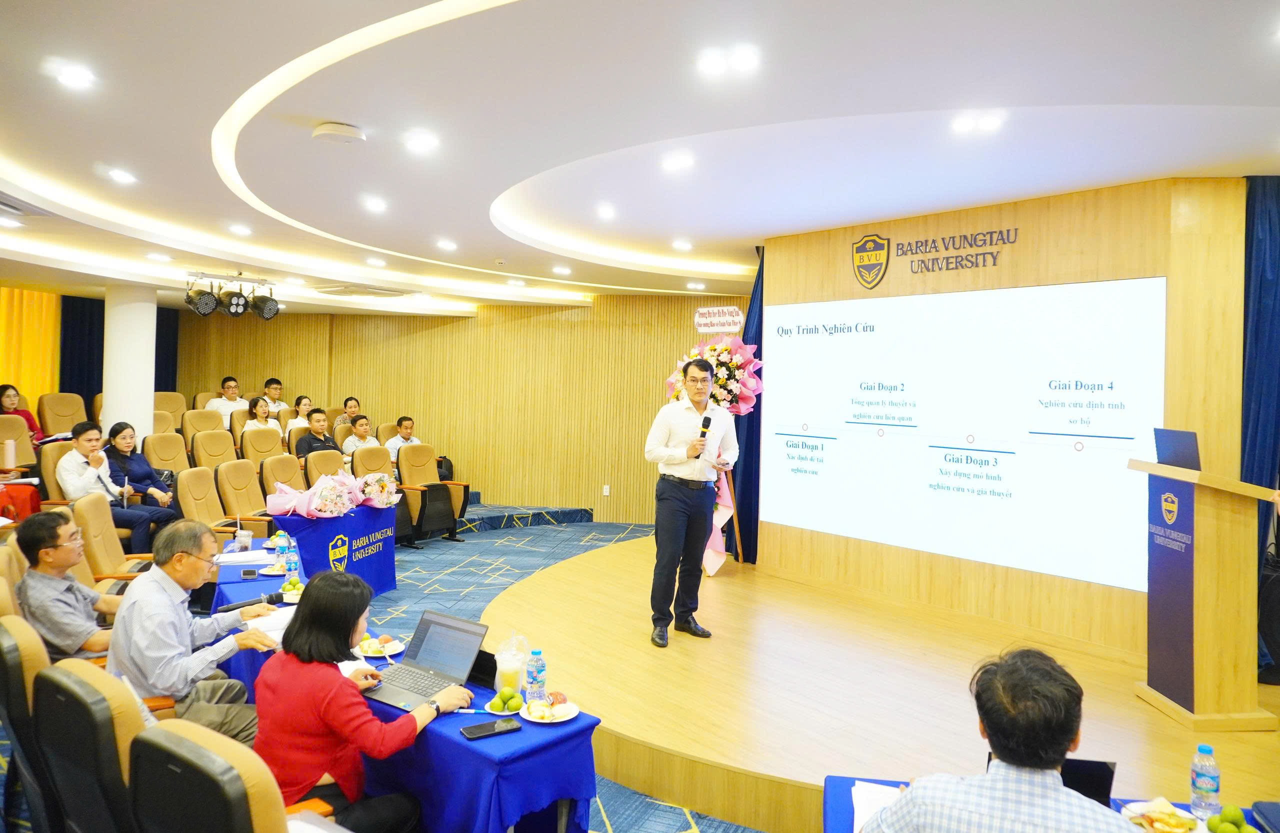 BVU tổ chức bảo vệ luận văn Thạc sĩ ngành Quản trị Kinh doanh cho 66 học viên cao học