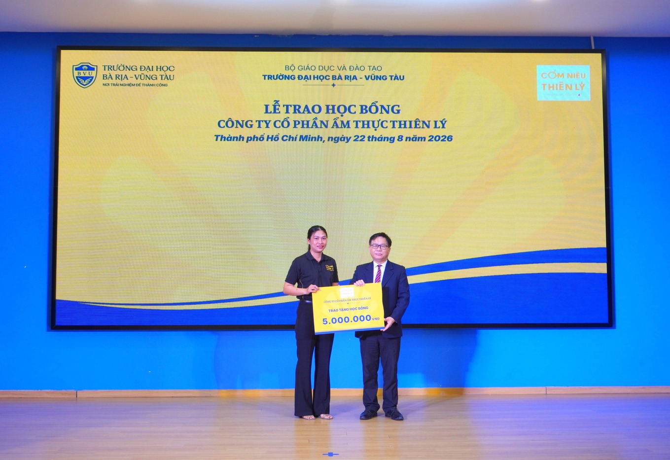 BVU trao gần 400 triệu đồng học bổng và ký kết Thỏa thuận hợp tác cùng các doanh nghiệp
