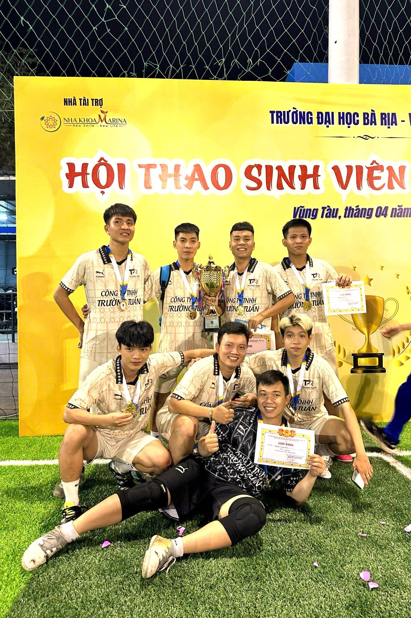 Sinh viên Logistics BVU – Gen Z đa nhiệm Phùng Duy Khang và “cơn mưa” giải thưởng