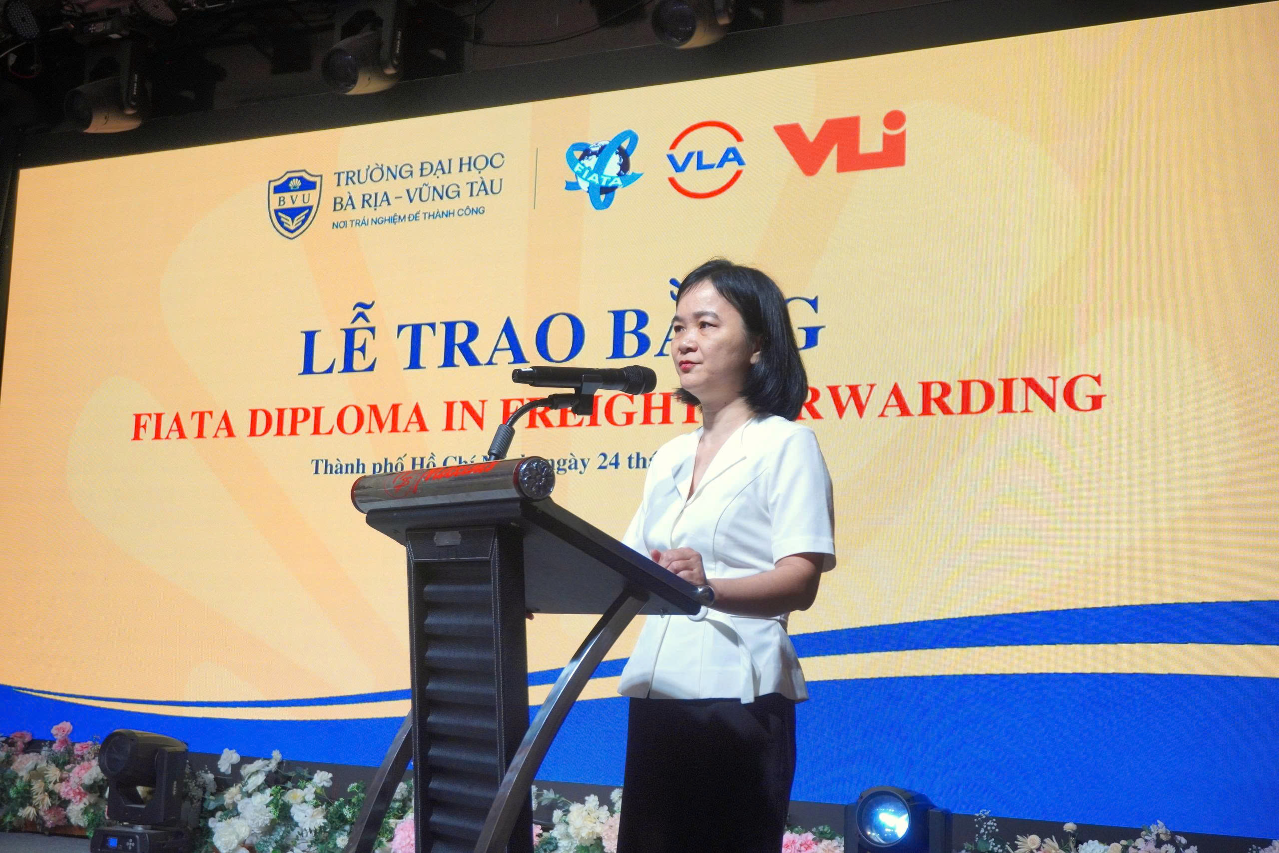 30 sinh viên bvu đầu tiên nhận bằng fiata: đưa chuẩn nghề nghiệp quốc tế vào giảng đường