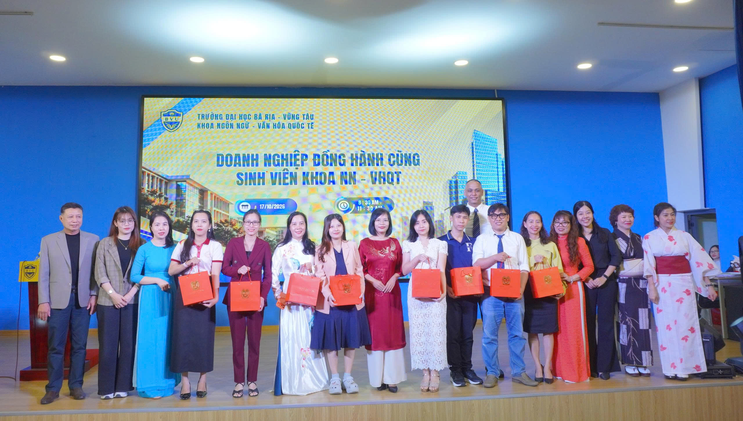 Doanh nghiệp tiếp sức tân sinh viên Khoa Ngôn ngữ – Văn hóa quốc tế