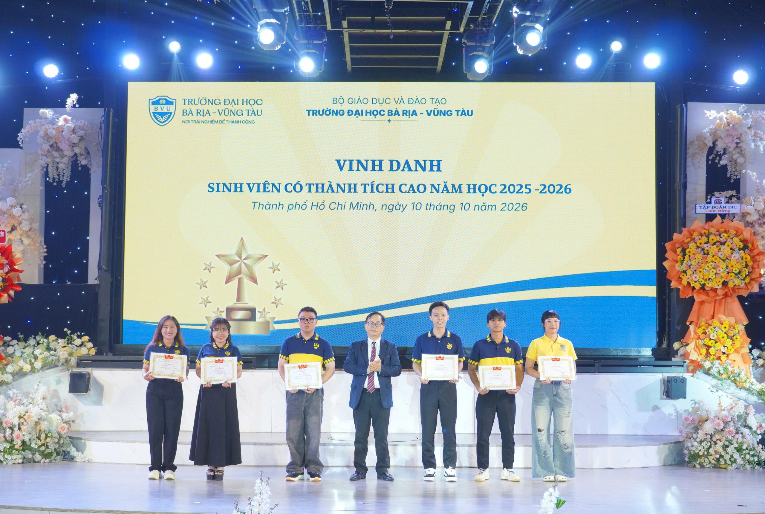 Ngày hội của hai thế hệ: Chốn tương phùng của ước vọng và hành trình vươn khơi 