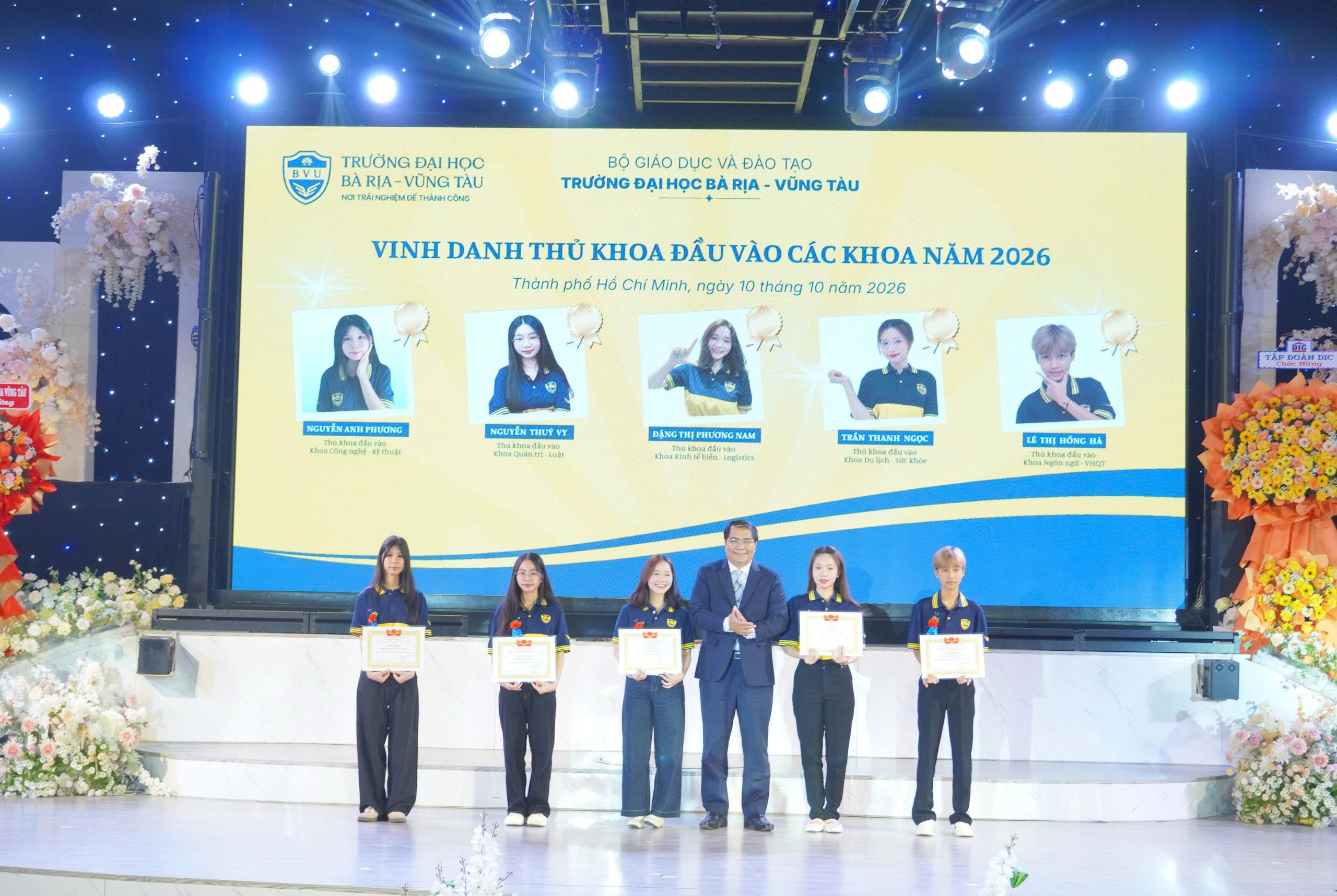 Ngày hội của hai thế hệ: Chốn tương phùng của ước vọng và hành trình vươn khơi 