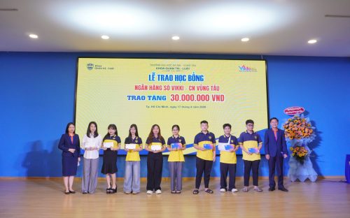 BVU ĐẨY MẠNH KẾT NỐI DOANH NGHIỆP, TRAO HỌC BỔNG TIẾP SỨC SINH VIÊN TRƯỚC HỌC KỲ DOANH NGHIỆP