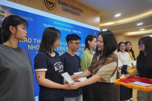 BẢN LĨNH HỘI NHẬP, SINH VIÊN BVU CHINH PHỤC TỔNG LÃNH SỰ QUÁN ẤN ĐỘ BẰNG HỌC BỔNG ĐẶC CÁCH