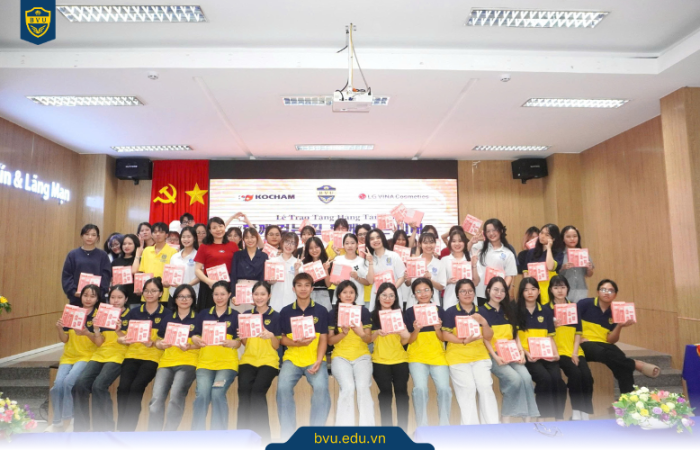 BVU TỔ CHỨC TRAO QUÀ TỪ QUỸ HỌC BỔNG KOCHAM: LAN TỎA TINH THẦN KẾT NỐI VIỆT – HÀN