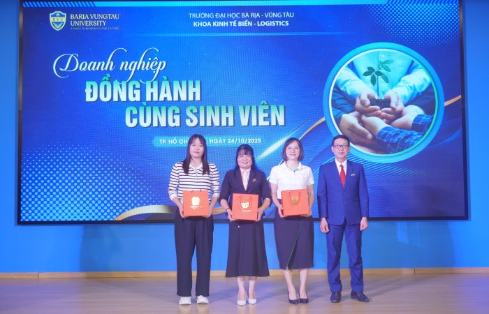 Chuyên gia định hướng, cựu sinh viên truyền lửa: Hành trình của Tân sinh viên Khoa Kinh tế biển – Logistics BVU bắt đầu