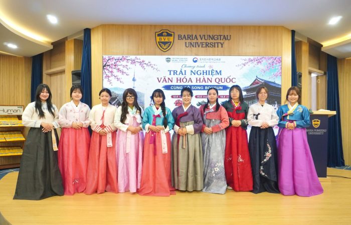 Sinh viên thích thú trải nghiệm chuỗi chương trình văn hóa Hàn Quốc tại BVU